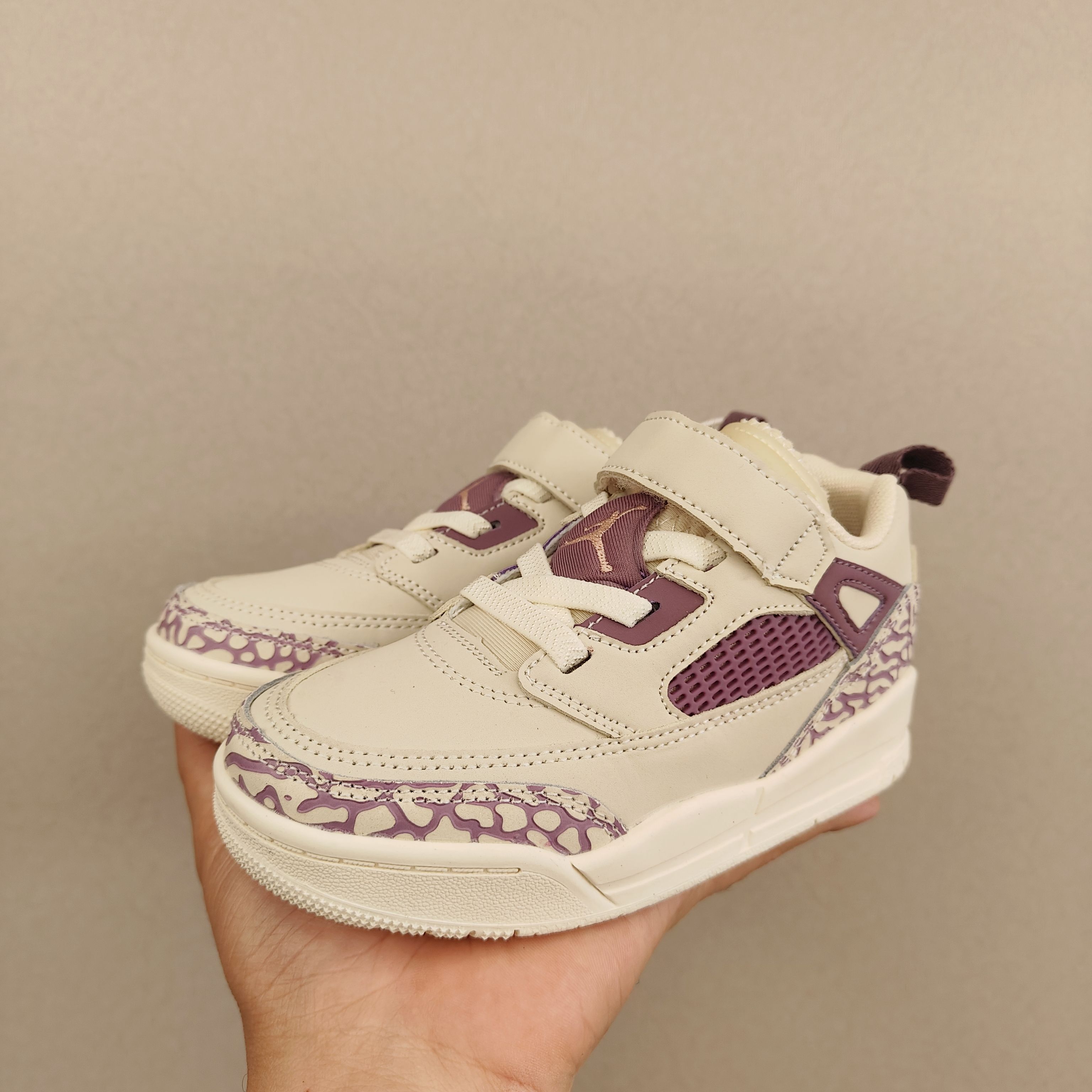 图片[7]-出口订单版本，外国的小朋友脚大，所以我们码数做的比较大。 乔3真标头层魔术扣儿童运动鞋 尺码：28-40码 经典乔丹系列❤️ 魔术扣➕松紧带设计，穿脱自如✔️ 中帮款式设计，保护稚嫩脚踝👍🏻 上脚超级洋气-选品中心