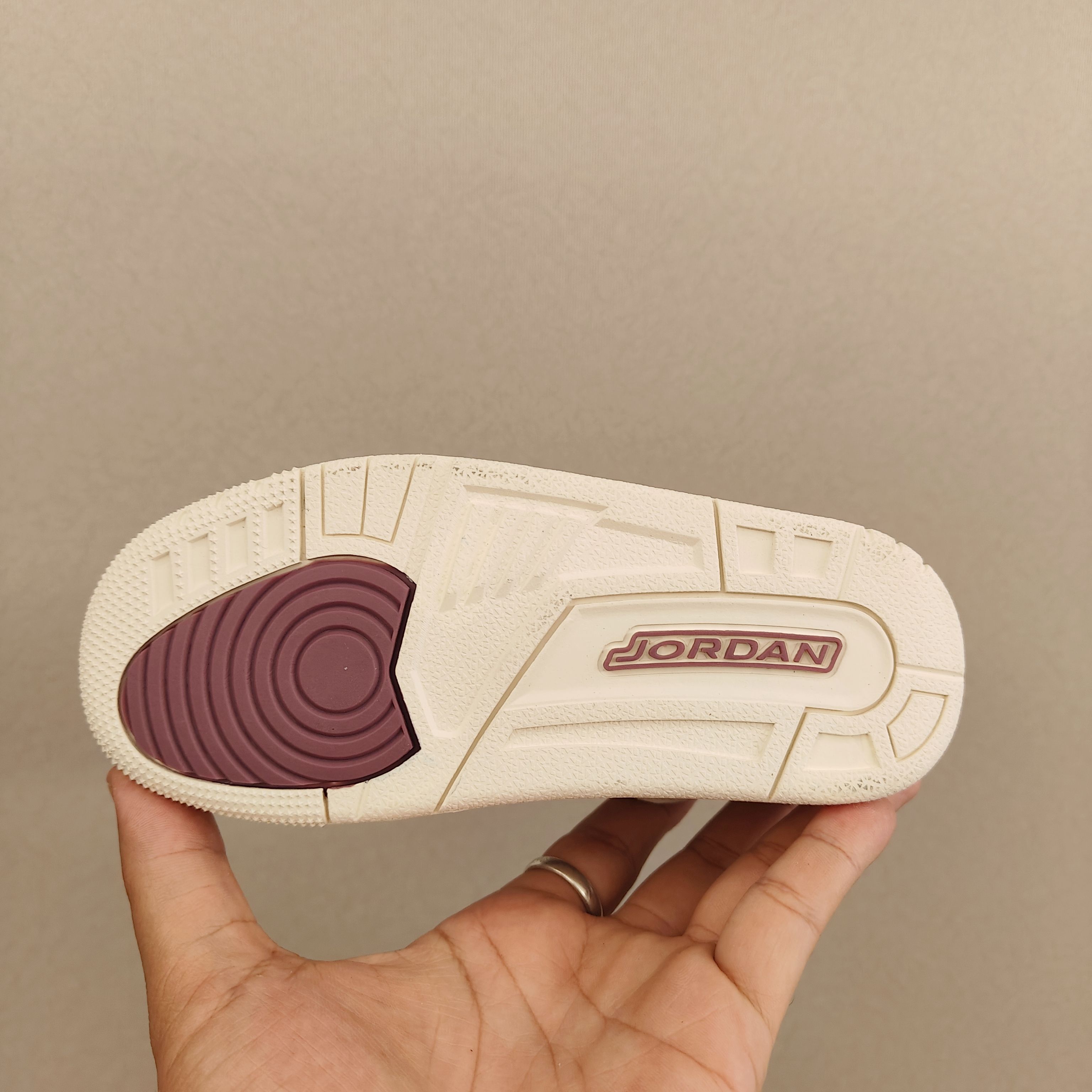 图片[6]-出口订单版本，外国的小朋友脚大，所以我们码数做的比较大。 乔3真标头层魔术扣儿童运动鞋 尺码：28-40码 经典乔丹系列❤️ 魔术扣➕松紧带设计，穿脱自如✔️ 中帮款式设计，保护稚嫩脚踝👍🏻 上脚超级洋气-选品中心