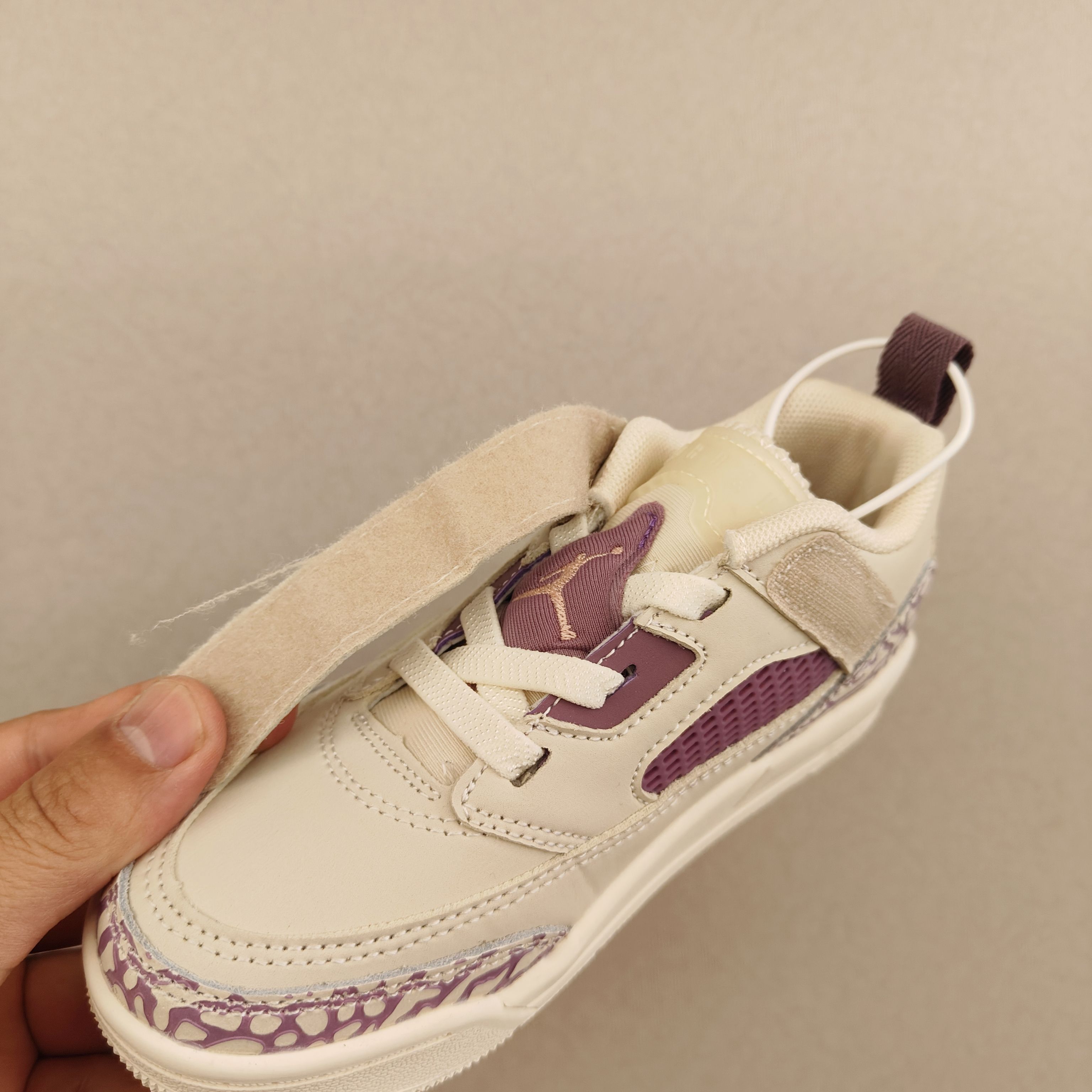 图片[8]-出口订单版本，外国的小朋友脚大，所以我们码数做的比较大。 乔3真标头层魔术扣儿童运动鞋 尺码：28-40码 经典乔丹系列❤️ 魔术扣➕松紧带设计，穿脱自如✔️ 中帮款式设计，保护稚嫩脚踝👍🏻 上脚超级洋气-选品中心