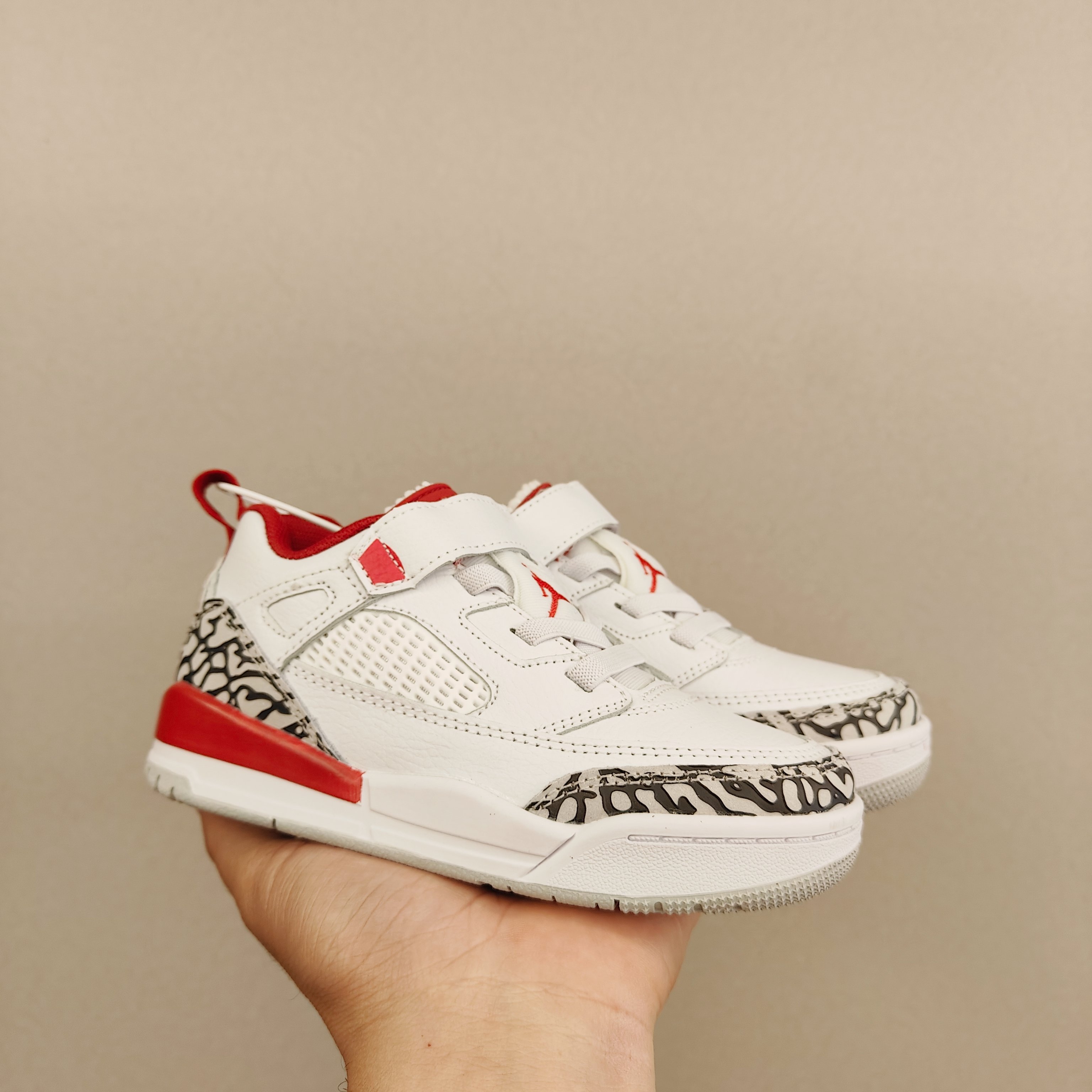 图片[2]-出口订单版本，外国的小朋友脚大，所以我们码数做的比较大。 乔3真标头层魔术扣儿童运动鞋 尺码：28-40码 经典乔丹系列❤️ 魔术扣➕松紧带设计，穿脱自如✔️ 中帮款式设计，保护稚嫩脚踝👍🏻 上脚超级洋气-选品中心