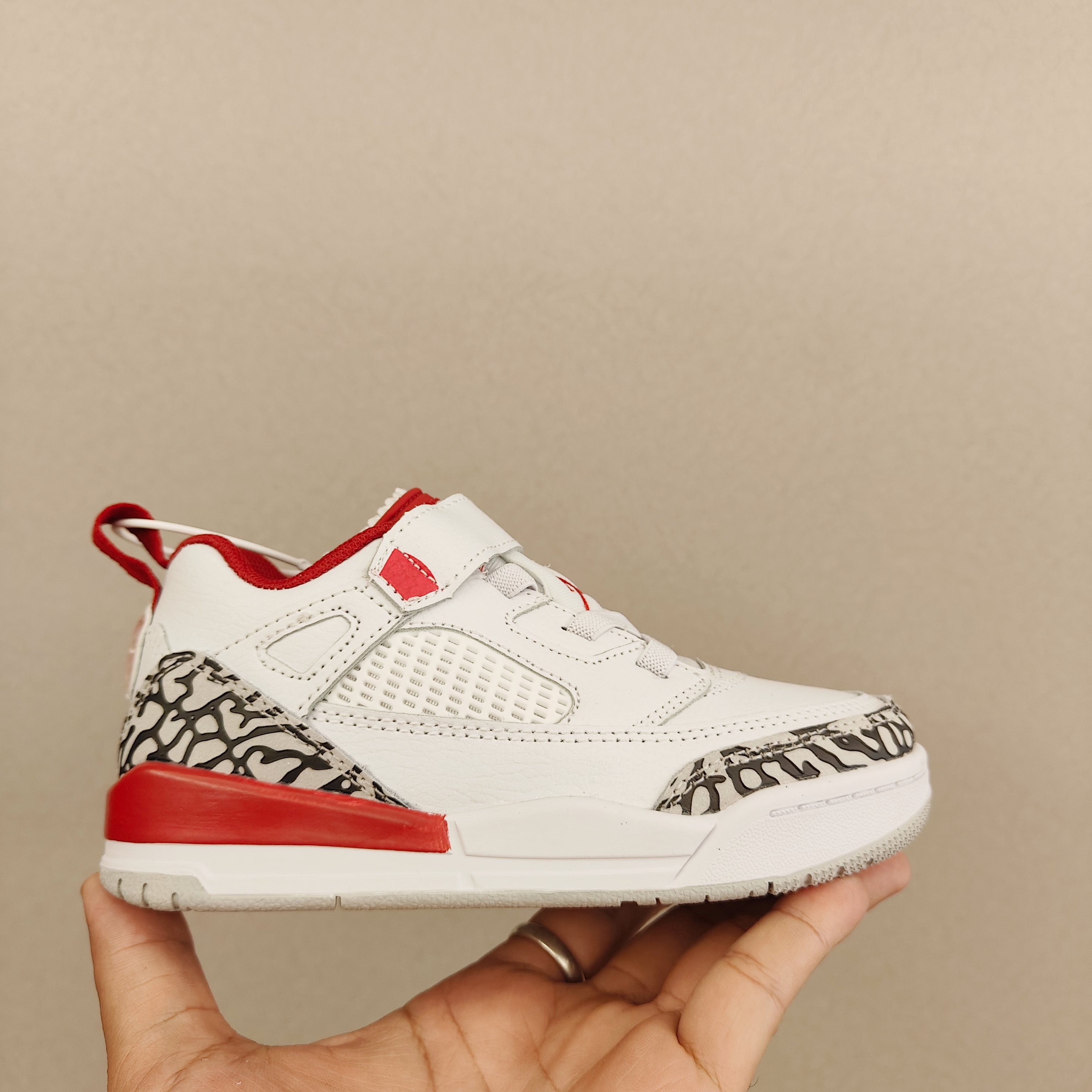 图片[3]-出口订单版本，外国的小朋友脚大，所以我们码数做的比较大。 乔3真标头层魔术扣儿童运动鞋 尺码：28-40码 经典乔丹系列❤️ 魔术扣➕松紧带设计，穿脱自如✔️ 中帮款式设计，保护稚嫩脚踝👍🏻 上脚超级洋气-选品中心