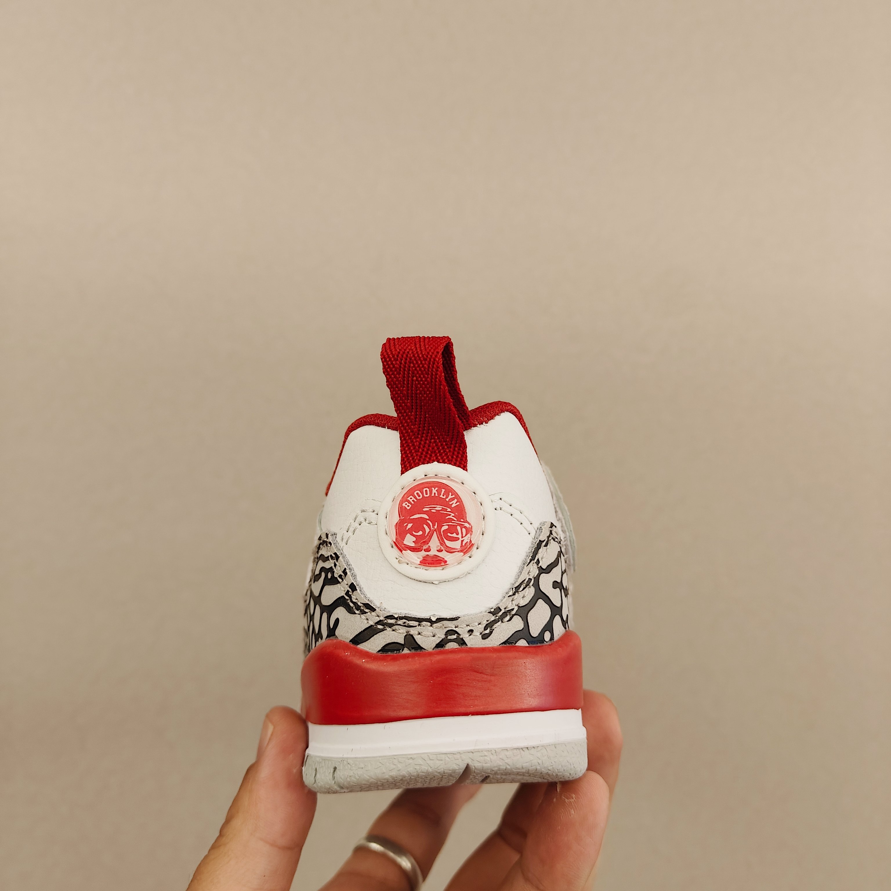 图片[5]-出口订单版本，外国的小朋友脚大，所以我们码数做的比较大。 乔3真标头层魔术扣儿童运动鞋 尺码：28-40码 经典乔丹系列❤️ 魔术扣➕松紧带设计，穿脱自如✔️ 中帮款式设计，保护稚嫩脚踝👍🏻 上脚超级洋气-选品中心