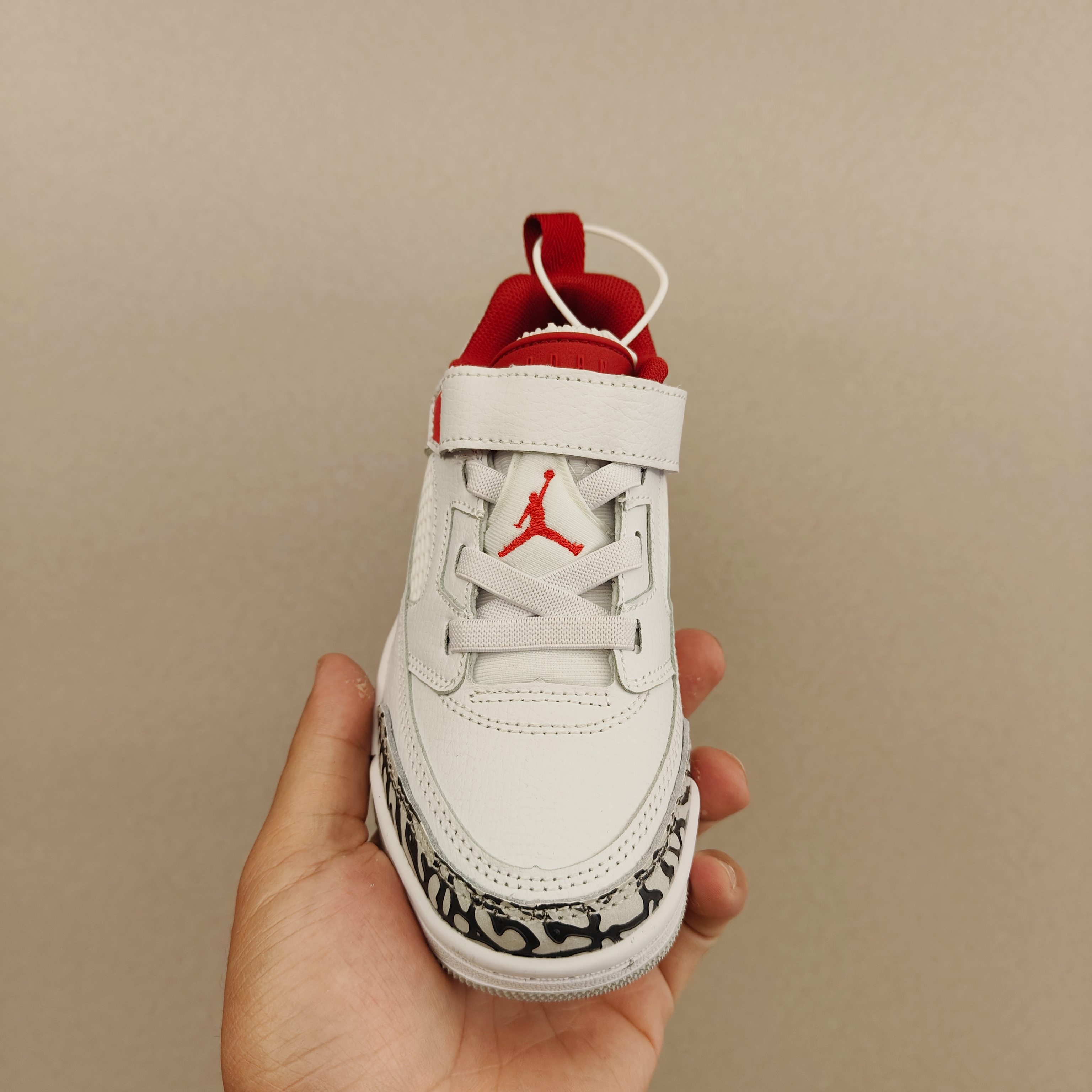 图片[4]-出口订单版本，外国的小朋友脚大，所以我们码数做的比较大。 乔3真标头层魔术扣儿童运动鞋 尺码：28-40码 经典乔丹系列❤️ 魔术扣➕松紧带设计，穿脱自如✔️ 中帮款式设计，保护稚嫩脚踝👍🏻 上脚超级洋气-选品中心