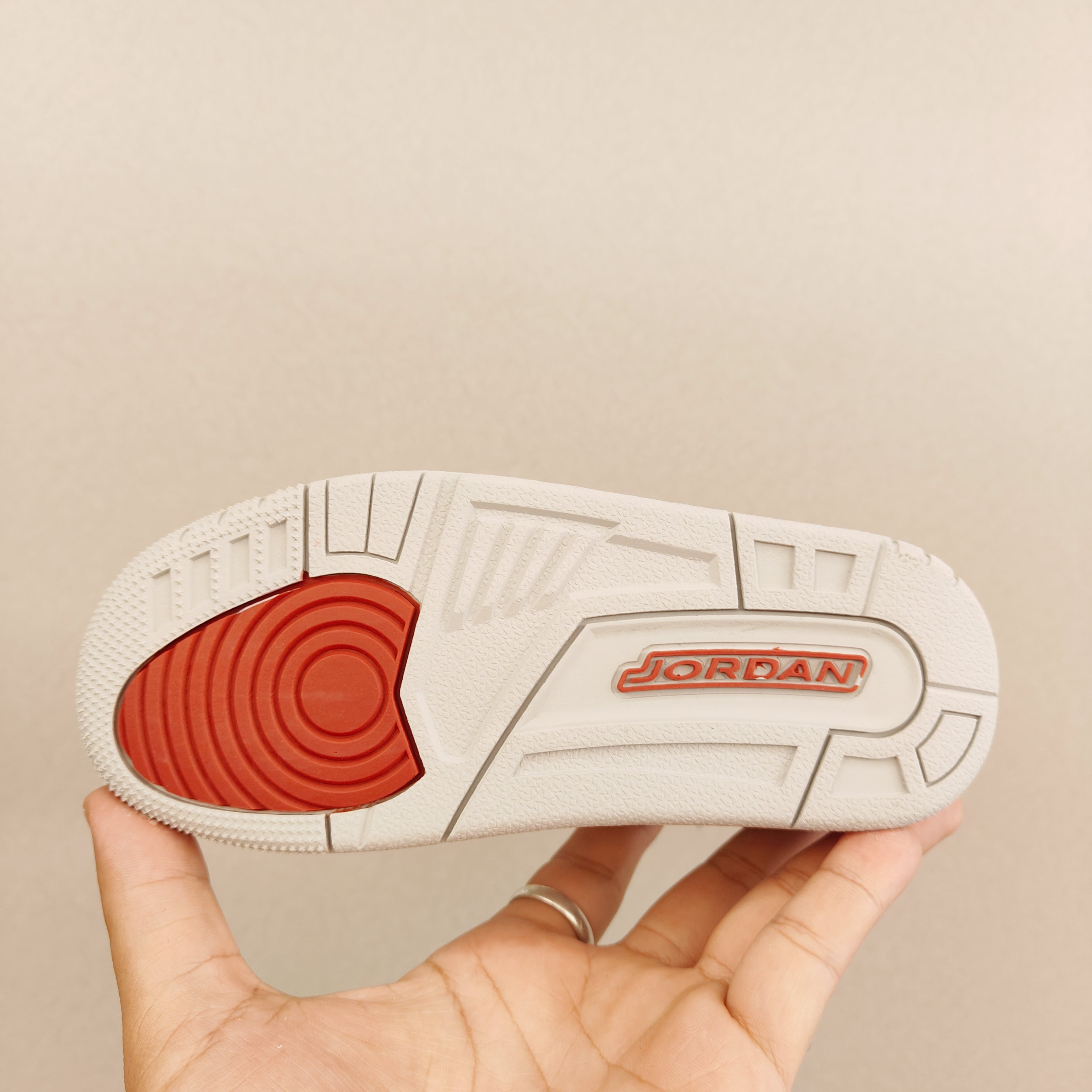 图片[6]-出口订单版本，外国的小朋友脚大，所以我们码数做的比较大。 乔3真标头层魔术扣儿童运动鞋 尺码：28-40码 经典乔丹系列❤️ 魔术扣➕松紧带设计，穿脱自如✔️ 中帮款式设计，保护稚嫩脚踝👍🏻 上脚超级洋气-选品中心