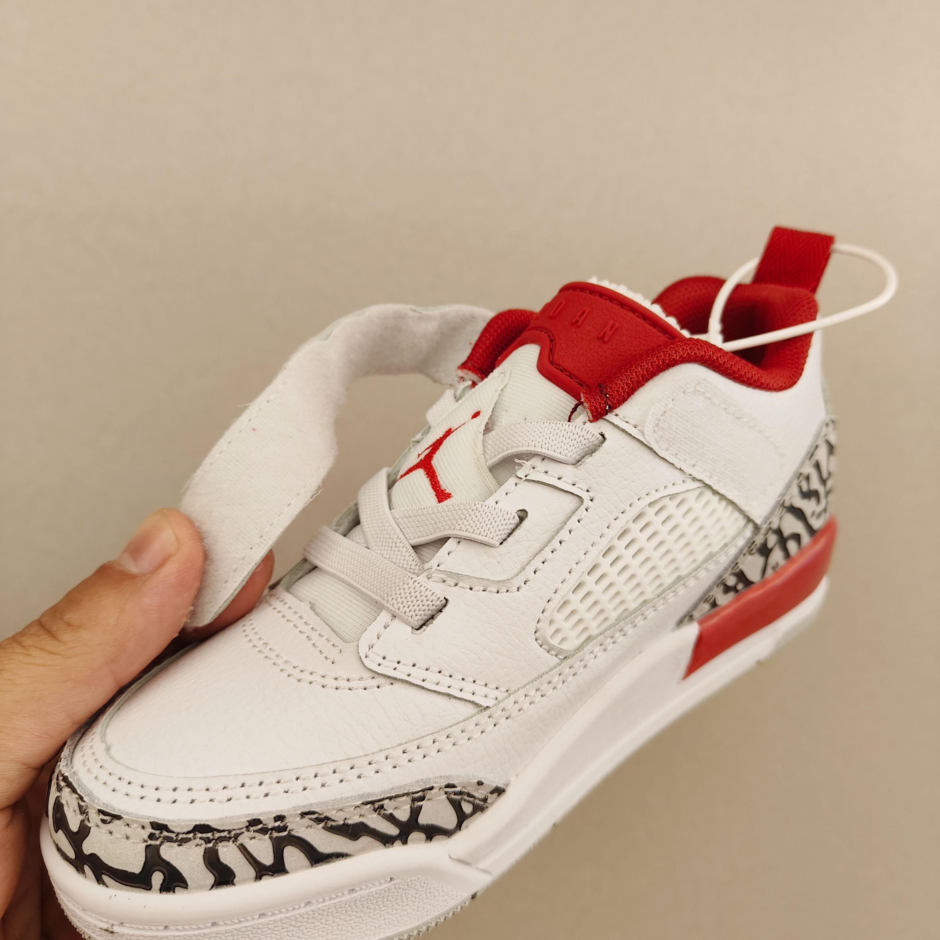 图片[8]-出口订单版本，外国的小朋友脚大，所以我们码数做的比较大。 乔3真标头层魔术扣儿童运动鞋 尺码：28-40码 经典乔丹系列❤️ 魔术扣➕松紧带设计，穿脱自如✔️ 中帮款式设计，保护稚嫩脚踝👍🏻 上脚超级洋气-选品中心