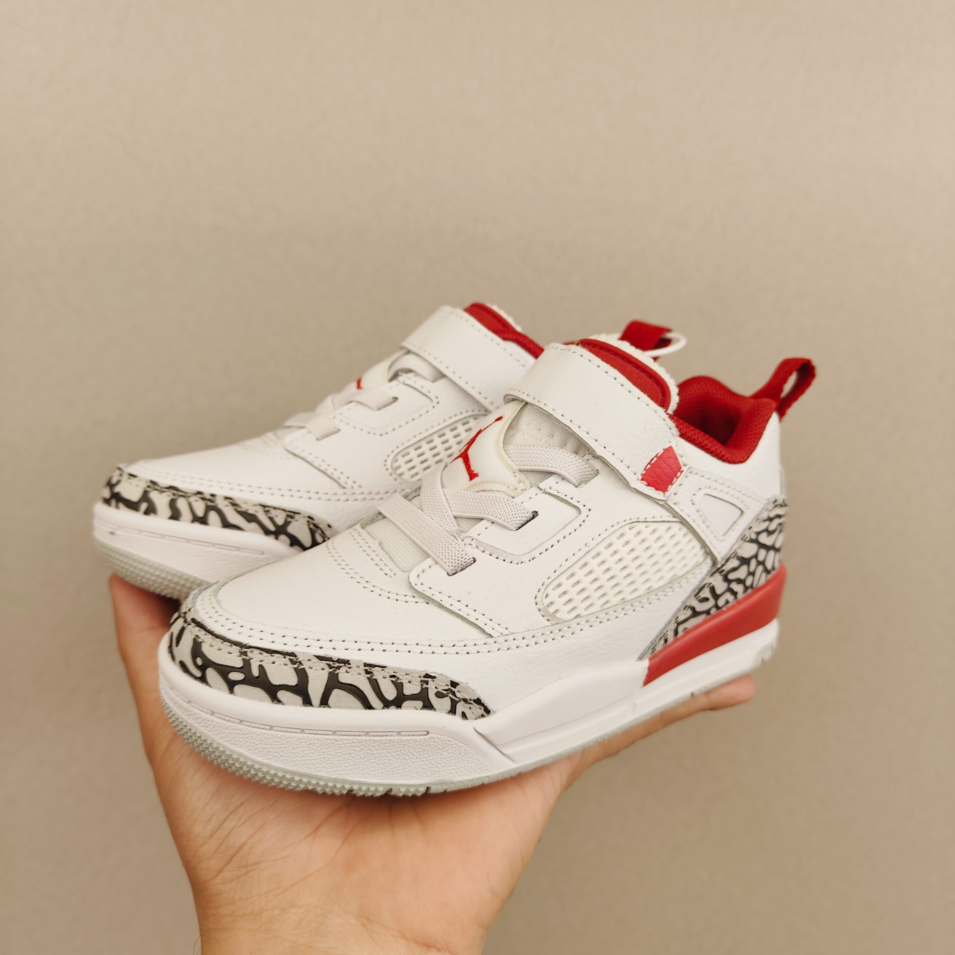 图片[7]-出口订单版本，外国的小朋友脚大，所以我们码数做的比较大。 乔3真标头层魔术扣儿童运动鞋 尺码：28-40码 经典乔丹系列❤️ 魔术扣➕松紧带设计，穿脱自如✔️ 中帮款式设计，保护稚嫩脚踝👍🏻 上脚超级洋气-选品中心