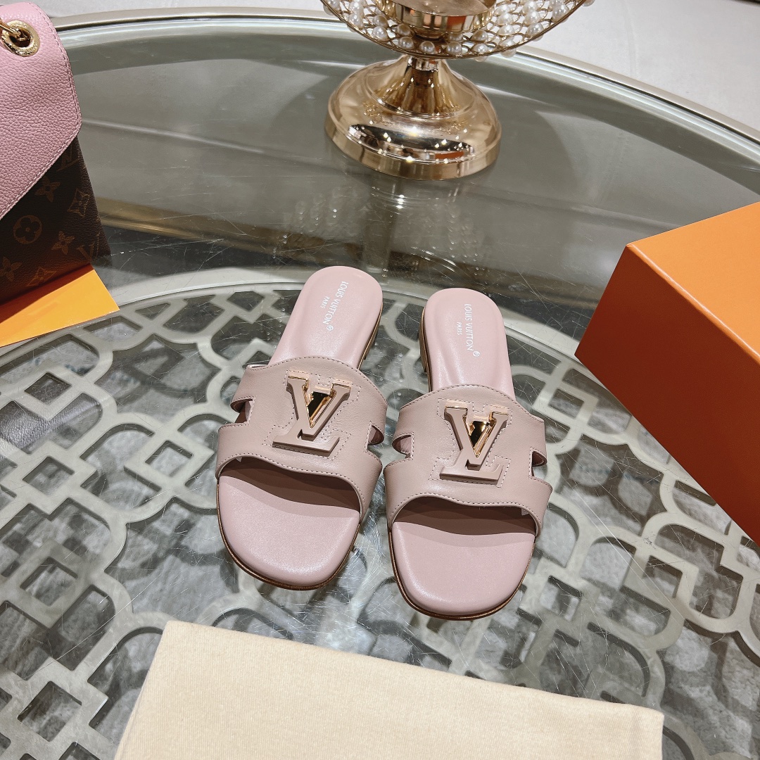 NO:258483,LV | Louis Vuitton 2025 Spring and Summer New Model Top Version The counter is the latest model, the hard goods are new, the original mold opening hand-made buckle   full of electroplating technology, purchasing level!  Full of high-end feeling!  A popular model from domestic and foreign bloggers, retro and fashionable, beautiful!  Official website main model★ ━━━━━━ t ━━━━━━━━ Material: Imported top layer cowhide Inner: Imported sheepskin Outsole: Original one-to-one mold Italian genuine leather sole Shoe size: 35-42 (40.41.42 Custom made without return or exchange), slippers, louis vuitton, louis vuitton, slippers, cowhide, sheepskin19860909LV | 路易威登2025 春夏新款 顶级版本 专柜主打最新款 硬货上新 原版开模手工包扣 电镀工艺满满的工艺 代购级别！高级感十足！国内外博主刷爆的一款,复古又时髦上脚美炸了！官网主推款★ ━━━━━ t ━━━━━ 材料:进口头层牛皮 内里:进口羊皮 大底:原版一比一开模意大利真皮底  鞋码: 35-42(40.41.42定做不退换),拖鞋,louis vuitton,louis vuitton,slippers,cowhide,sheepskin,Women's Shoes