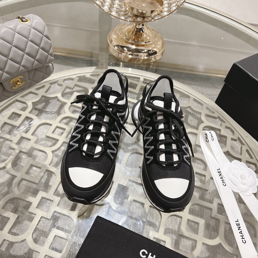 NO:258456,CHANEL Xiaoxiang's new spring and summer casual sneakers series top version ——————————————— Xiaoxiang's casual sneakers are popular in this season!  Various social platforms exploded wildly!  Classic design, various craftsmanship and electric embroidery styles on the upper, fashionable and sporty, and extraordinary inclusion of a variety of panda shoes color matching elements, light and versatile!  You won’t be tired if you go wild!  Inner original imported mixed breed sheep, original sole, open mold TPU combination sole, heel height 3cm Size35~39 (40 can be customized, no return or exchange) Price, casual shoes/sports shoes, chanel, sneakers19860909CHANEL 小香2025s春夏新款休闲运动鞋系列 顶级版本  ————————— 小香这季休闲款运动鞋刷爆小红书ing！各种社交平台,疯狂爆发！经典设计,鞋面多种工艺电绣风格,大底时尚运动,不平凡的拥入了多种熊猫鞋配色元素 轻巧百搭！暴走不累！ 内里原版进口混种羊 鞋底原版开模TPU组合大底 跟高3cm Size35～39（40可定做不退不换） 价格,休闲鞋/运动鞋,chanel,sneakers,Women's Shoes