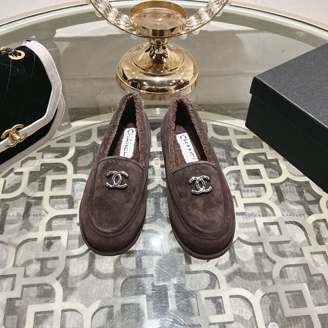 NO:594177,chane…l 25 new arrival~ Xiaoxiang’s 24th autumn and winter new furry loafers. The uppers are equipped with double C buckles with logo letter buckles. They are super beautiful. They are made of cow suede leather and have a good texture. The soles are made of genuine leather and the edges are genuine. The wool lining is very soft. The shoe shape is slim and cute!  Versatile style, close your eyes and enter ① Customized imported cow suede upper ② Imported lamb wool lining ③ Genuine leather outsole imported from Italy ④ Number of yards: 35-39 (custom-made 40 and 41 are non-returnable) ⑤ Five colors to choose from ⑥ Price, loafers, chanel, loafers19860909chane…l 25 new arrival～ 小香24秋冬新品毛毛乐福鞋 鞋面搭配双C扣logo字母饰扣,超好看呀 牛反绒皮材质,质感很好 鞋底真皮材质,真皮沿边 羊毛内里 很柔软 鞋型显瘦 还可可爱爱 ！ 百搭的气质款,闭眼入 ①鞋面定制进口牛反绒 ②内里进口羊羔毛 ③大底意大利进口真皮底 ④码数:35-39（40 41定做不退换） ⑤颜色五色任选 ⑥价格,乐福鞋,chanel,loafers,Women's Shoes