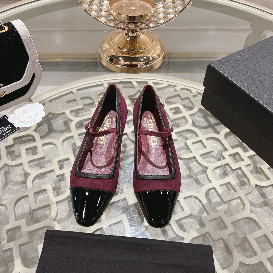 NO:170485,2025 Xiao Xiangmalizhen, rear empty sandals, Xiangjia small hits!  I really love it at first sight, the classic color combination is perfect!  It is really unique and is the biggest highlight of this shoe. It is eye-catching but not exaggerated. It is super cool everyday. It is super versatile, no matter it is paired with pants, sweatshirts or skirts. It looks good no matter how you wear it. The more you look at it, the more you like it! Upper imported sheepskin/imported high mercury sheepskin/cloth surface, inner mixed-bred sheepskin, outsole, Italian leather outsole, size 35-41 (40 41 customized, no return or exchange), single shoes, chanel, sandals, mary jane, hoodie, sweatshirts, skirts, sheepskin, sheep, Leather soles198609092025小香玛丽珍 后空凉鞋 香家小爆款！ 真的一眼爱了,经典拼色完美搭配！ 真的超级有个性,是这款鞋子最大的亮点,醒目而不浮夸的设计,超日常超酷, 无论搭配裤子卫衣或裙子都超级百搭,怎么穿都好看,越看越喜欢! 鞋面进口羊皮/进口高丝光羊京/布面 内里混种羊皮  大底意大利真皮大底 码数35-41（40 41订做不退换）,单鞋,chanel,sandals,mary jane,hoodie,sweatshirts,skirts,sheepskin,sheep,Leather soles,Women's Shoes