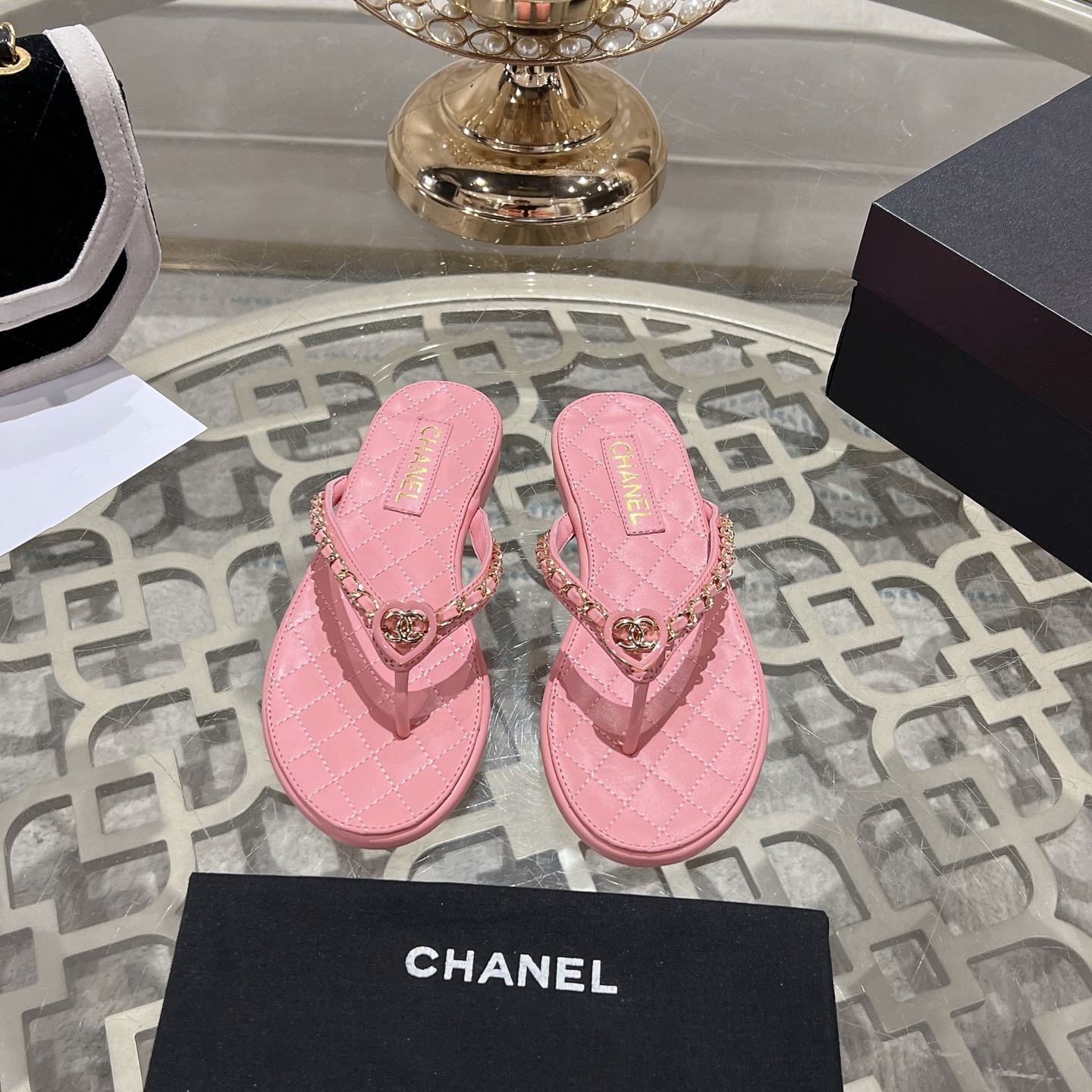 NO:170465,Chanel Xiaoxiang’s latest catwalk fashion chain decoration top quality!  Accurate to 11. Light luxury without tiring your feet. You can match spring and summer clothing at will, which will show more texture and taste. Simple and luxurious appearance. Even if it is just a sandal. It is definitely a must-have pair for shoe cabinets in summer. Upper imported lambskin inner lining. Outsole Italian leather outsole. Size 35-40 (40.41.42. Custom made without return). Slippers, chanel, sandals, slippers, sheepskin, Leather soles19860909Chanel 小香最新走秀时装 链条装饰 顶级品质！ 精确到11 轻奢而不累脚、上脚可随意搭配春夏的服饰、更加彰显质感和品味、简约中带奢华的外观、哪怕只是一款凉鞋 绝对是要在夏日鞋柜必备双 鞋面进口小羊皮 内里进口羊皮内里 大底意大利真皮大底  码数35-40（40.41.42订做不退换）,拖鞋,chanel,sandals,slippers,sheepskin,Leather soles,Women's Shoes