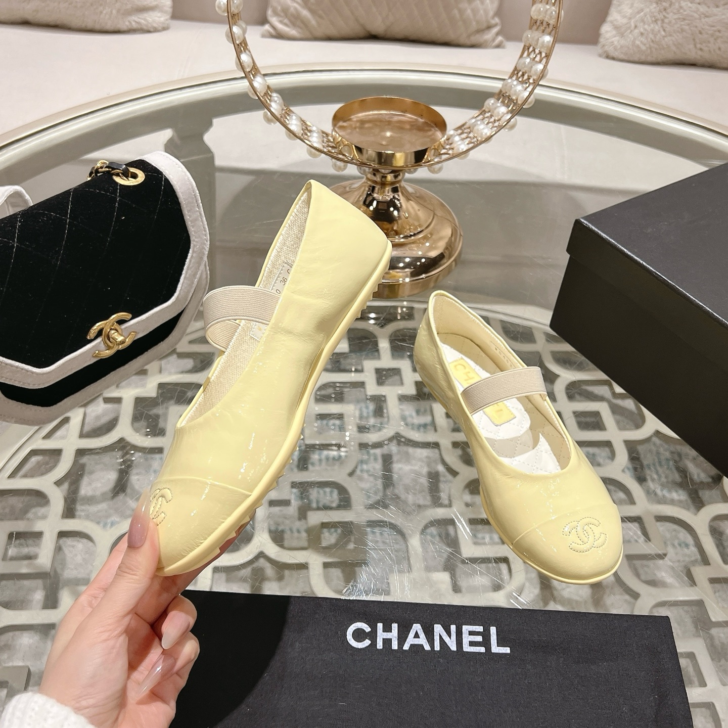 NO:233694,Xiaoxiang 25/A Mary Zhen’s new most beautiful series, soft ballet single shoes, light grandma shoes, Xiangjia high-end style, always convinced by capital. It looks quite simple style, but it’s inexplicably high-end. Many people asked me to work before. This single shoe that I wanted to go to work, recommended by a pair of hands. The small round toe toe determines its style. Commuting style for work, it is also very tolerance for the foot type. Suitable for a variety of foot types. Imported cowhide and sheepskin. The inner part is made of mixed imported lambskin. It is soft. The original soft sole of the heel height is 1.5cm (customized by 40 and 41), Mary Zhen, chanel, mary jane, cowhide, sheepskin19860909小香25/A玛丽珍新品最美系列 软软的 芭蕾单鞋 轻盈奶奶鞋  香家高级感这块总让人大写的服气 看起来蛮简单的款式 但上脚就莫名很高阶 之前好多人找我要上班的单鞋这款举双手推荐 小圆头的鞋头决定了它的风格走向 上班通勤款 对脚型的包容度也很高 适合各种各样的脚型 鞋面进口牛皮,羊皮 内里采用混种进口小羊皮 伸进去软软的哦 大底原版软性大底 跟高1.5cm Size35-39（40、41定制）,玛丽珍,chanel,mary jane,cowhide,sheepskin,Women's Shoes