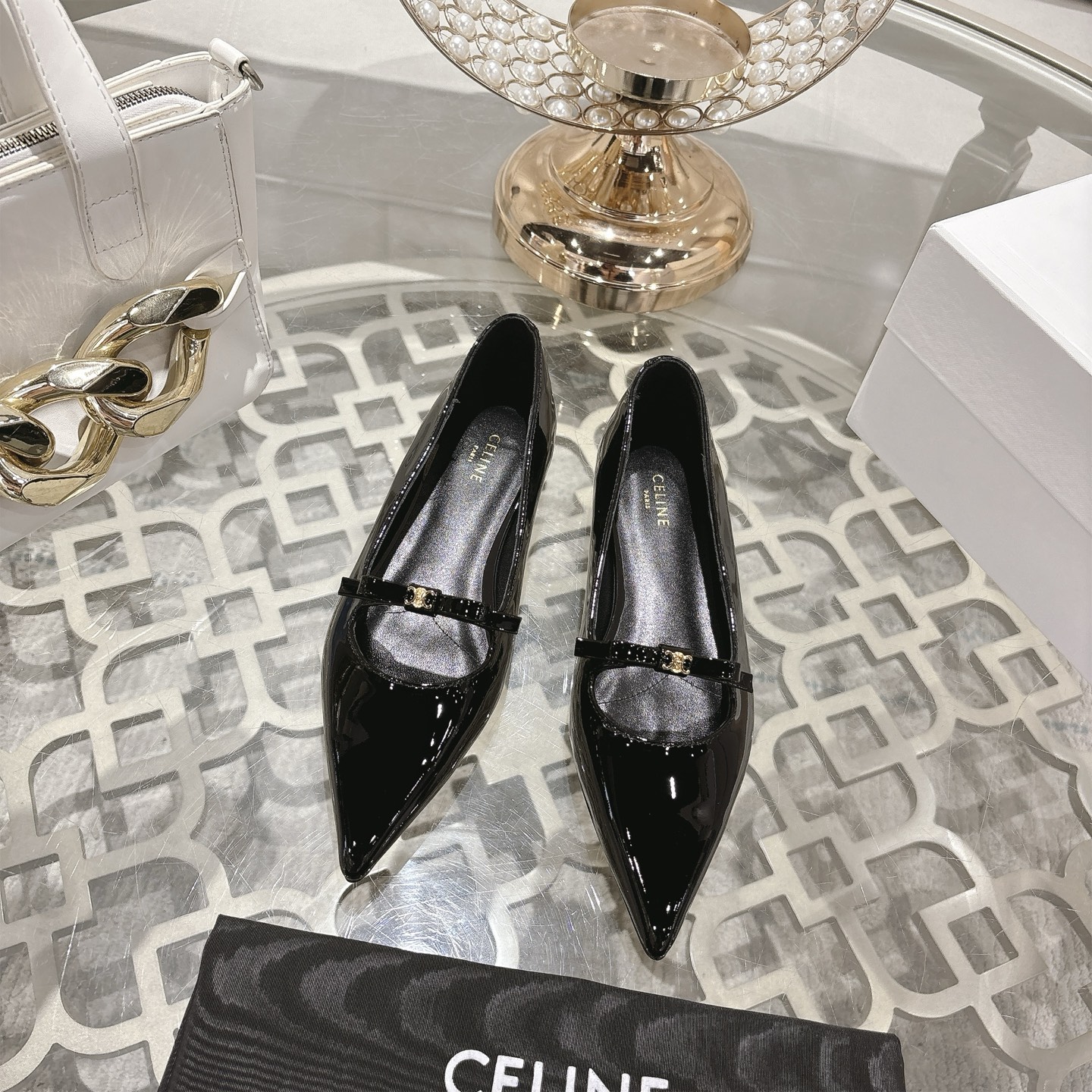 NO:258468,Exclusive highest version CELINE 2025SS new Arc de Triomphe flat shoes Sexy and elegant pointed toe single shoes are clean and neat, super thin legs, whether worn alone or with wide-leg pants, high street and retro, let's make CELINE girls, imported soft patent leather, inner lining, sheepskin, outsole original leather outsole Size35-41 (34, 40, 41, 42 custom made, no return or exchange), single shoes, celine, celine, flats, sheepskin, Leather soles19860909独家最高版本 CELINE赛琳2025SS新款凯旋门尖头平底鞋 性感气质尖头单鞋干净利落 超显腿细,无论是单穿还是搭配阔腿裤,高街又复古 一起来做CELINE女孩 鞋面进口软漆皮 内里羊皮内里 大底原版真皮大底  Size35-41（34、40、41、42订做不退换）,单鞋,celine,celine,flats,sheepskin,Leather soles,Women's Shoes