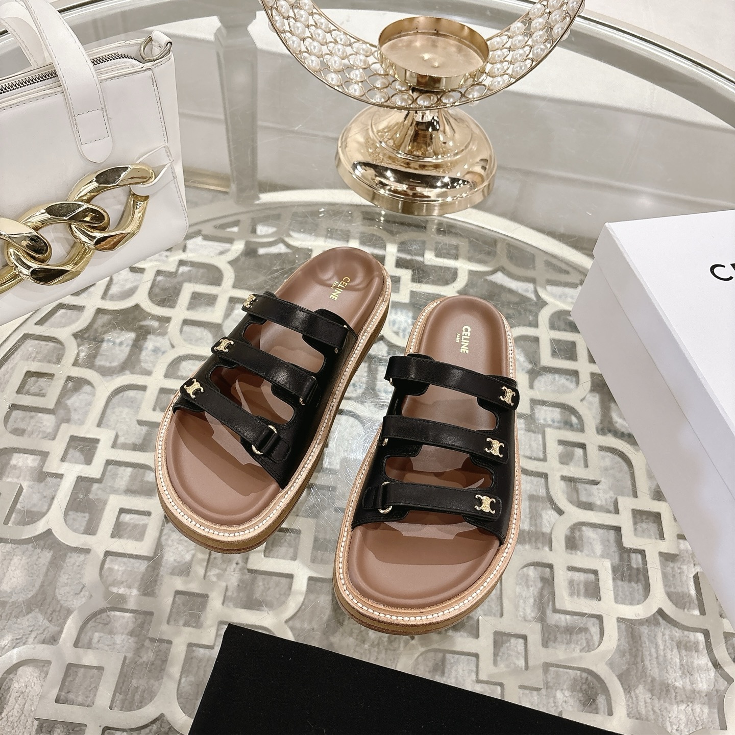 NO:223313,CELINE Summer exclusive Arc de Triomphe series thick-soled slippers Beach shoes Celine Family elements design Metal logo Sandals Super beautiful Super age-reducing Fabric imported calfskin Comfortable lambskin Outsole Original open mold genuine leather strip combination rubber sole Packaging original packaging Size 35-42 (40 41 42 size customization without return and exchange, slippers, celine, celine, slippers, cowhide, sheepskin19860909CELINE 夏日专属 凯旋门系列厚底拖鞋 沙滩鞋  赛琳 家族元素设计 金属logo 凉拖鞋 超级美 超级减龄  面料进口小牛皮  内里舒适小羊皮 大底原版开模真皮言条组合橡胶底   包装原版包装  码数 35-42（40 41 42码定制不退换,拖鞋,celine,celine,slippers,cowhide,sheepskin,Women's Shoes