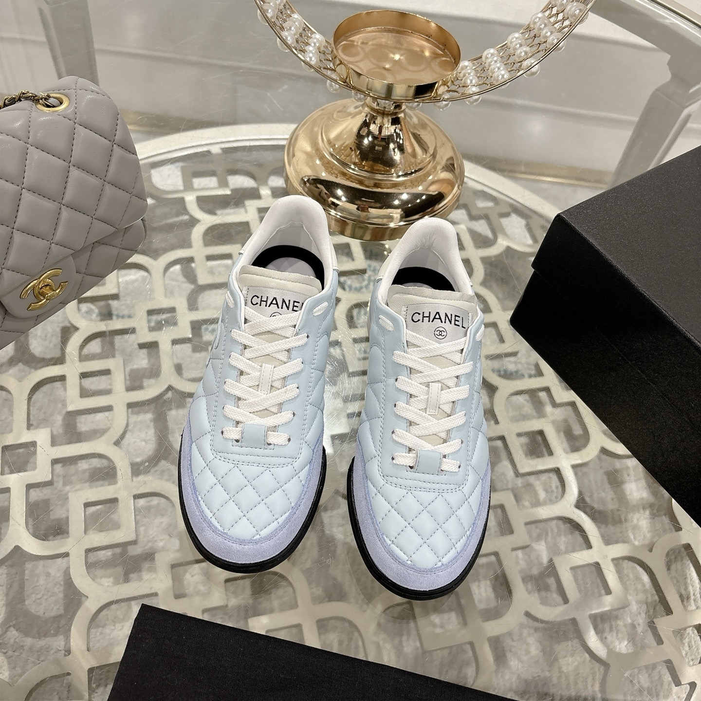 NO:258462,CHANEL Xiaoxiang 2025ss Spring and Summer New Casual Sports Shoes Series Top Version ——————————————— Xiaoxiang’s casual sneakers are so popular in this season!  Various social platforms exploded wildly!  Classic design, various craftsmanship and electric embroidery styles on the upper, fashionable and sporty, and extraordinary inclusion of a variety of panda shoes color matching elements, light and versatile!  You won’t be tired if you go wild!  Inner original imported mixed breed sheep, original sole, open mold TPU combination sole, heel height 2cm Size35~39 (40 can be customized, no return or exchange) Price, casual shoes/sports shoes, chanel, sneakers19860909CHANEL 小香2025ss春夏新款休闲运动鞋系列 顶级版本  ————————— 小香这季休闲款运动鞋刷爆小红书ing！各种社交平台,疯狂爆发！经典设计,鞋面多种工艺电绣风格,大底时尚运动,不平凡的拥入了多种熊猫鞋配色元素 轻巧百搭！暴走不累！ 内里原版进口混种羊 鞋底原版开模TPU组合大底 跟高2cm Size35～39（40可定做不退不换） 价格,休闲鞋/运动鞋,chanel,sneakers,Women's Shoes