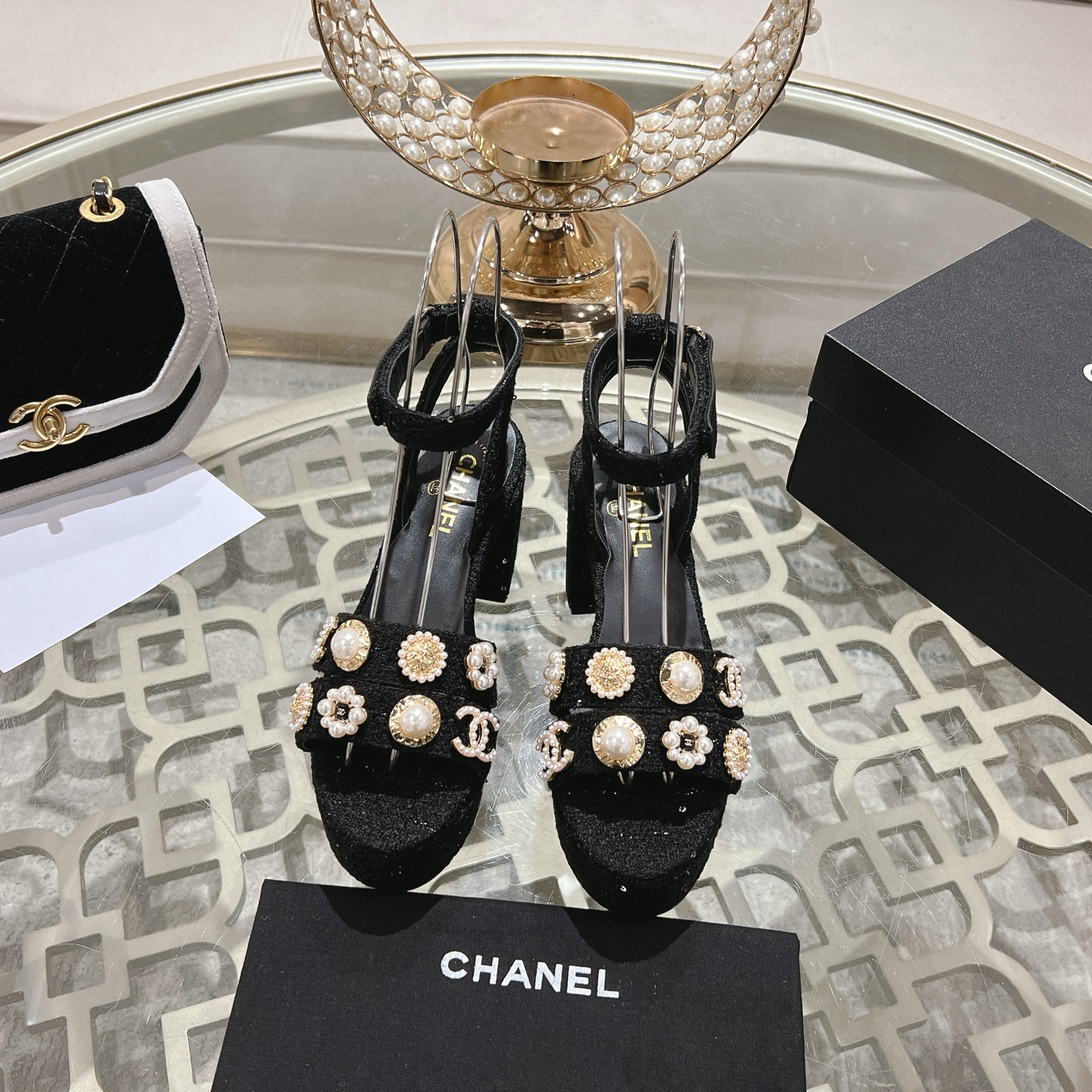 NO:594205,| Xiaoxiang's 25 spring and summer new products, classic catwalk models in the counter, new series of high-heeled platform sandals, a masterpiece in the fashion circle, the matching will interpret the meticulous, minimalist and classic elements that will never fade away, showing a unique dressing style that is too beautiful to say, a must-have for summer... Highly customized original specific fabric for the upper, imported sheepskin lining for the outsole, original molded non-slip outsole, heel height 12cm, waterproof platform 2.5cm size  35-39 (40.41.42 customization is non-returnable), high heels and sandals, sandals, high heels, sheepskin19860909| 小香 25春夏新品 专柜经典走秀款 高跟防水台凉鞋系列上新 时尚圈的绝绝子 搭配将演绎着细致 极简 永不褪去的经典元素 展现与众不同的穿搭风格美到无话可说 夏季必入款…… 鞋面高定制原版特定面料 内里进口羊皮里 大底原版开模防滑大底 跟高12cm 防水台2.5cm 码数 35-39（40.41.42定制不退换）,高跟鞋凉鞋,sandals,high heels,sheepskin,Women's Shoes