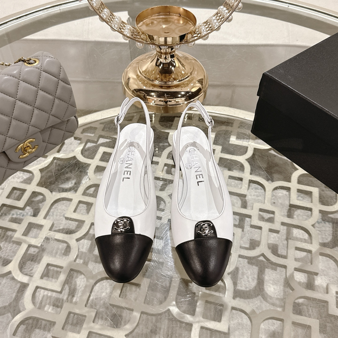 NO:594206,Chanel 2025SS spring and summer new style double C button Mary Jane Xiaoxiangjia's beautiful Mary Jane shoes are so sweet that they are so beautiful that they are foul. Round square toe design is cute and cute ~ metal/button logo. The appearance is super online. It looks like a wealthy daughter when you wear it. I thought it looked good. Only when you put it on your feet do you know how easy it is to wear ~ Customized lambskin upper, sheepskin lining, outsole imported from Italy.  Size 35-42 (40.41.42 customization is non-returnable) The latest gift box packaging at the packaging counter, sandals, chanel, sandals, mary jane, sheepskin, Leather soles19860909Chanel 2025SS春夏新款双C纽扣玛丽珍 小香家绝美玛丽珍单鞋 甜度爆表 美到犯规 圆方头设计 呆萌可爱～金属/纽扣Logo 颜值超级在线 穿起来就是富家千金的即视感 本以为就是好看 上脚才更知道它有多好穿～ 鞋面定制小羊皮 内里羊皮 大底意大利进口真皮大底 码数35-42（40.41.42定制不退换） 包装专柜最新礼盒包装,凉鞋,chanel,sandals,mary jane,sheepskin,Leather soles,Women's Shoes