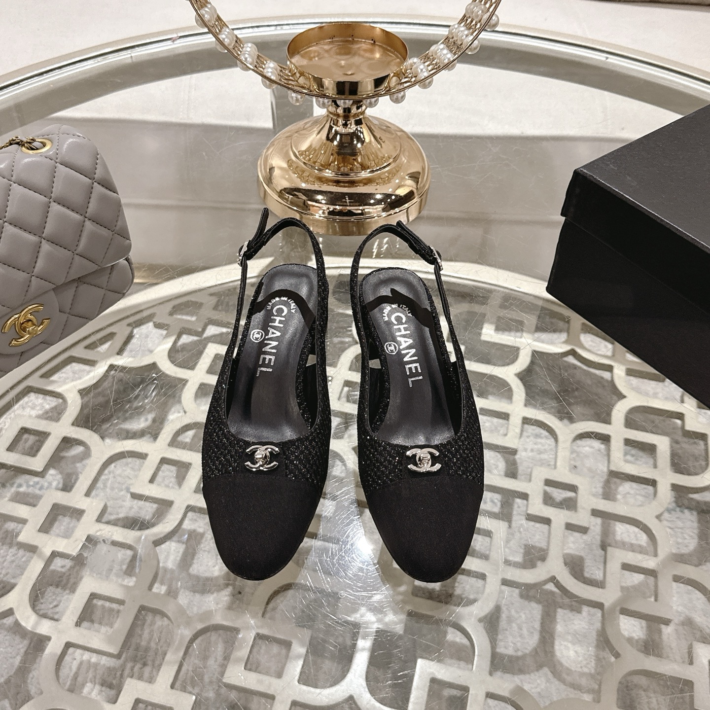 NO:258441,Chanel SS spring and summer new double C button Mary Zhen Xiaoxiangjia beautiful Mary Zhen sandals, extremely sweet, beautiful, foul, round square head design, cute~Metal/button logo, super online appearance, it is a rich girl's visual feeling, I thought it looks good, I know how easy it is to wear it~ Customized lambskin on the upper, inner sheepskin, outsole imported from Italy, size 35-42 (40.41.24 customization, no return or exchange) The latest gift box packaging for packaging counter, sandals, chanel, sandals, mary jane, sheepskin, Leather soles19860909Chanel SS春夏新款双C纽扣玛丽珍 小香家绝美玛丽珍凉鞋 甜度爆表 美到犯规 圆方头设计 呆萌可爱～金属/纽扣Logo 颜值超级在线 穿起来就是富家千金的即视感 本以为就是好看 上脚才更知道它有多好穿～ 鞋面定制小羊皮 内里羊皮 大底意大利进口真皮大底 码数35-42（40.41.24定制不退换） 包装专柜最新礼盒包装,凉鞋,chanel,sandals,mary jane,sheepskin,Leather soles,Women's Shoes