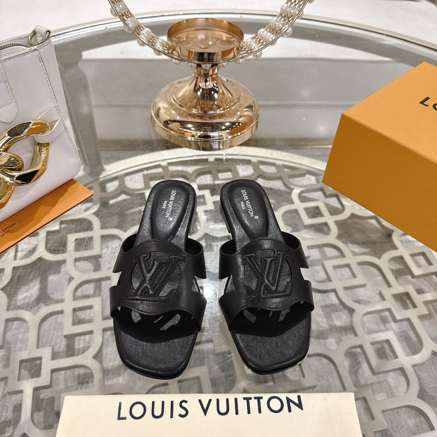 NO:258521,LV | Louis Vuitton 2025 Spring and Summer 2025 New Model Top Version The counter is the latest model, the hard goods are new, the original mold opening hand-made buckle   full of electroplating technology, purchasing level!  Full of high-end feeling!  A popular model from domestic and foreign bloggers, retro and fashionable, beautiful!  Official website main model★ ━━━━━━ t ━━━━━━━━ Material: Imported top layer cowhide Inner: Imported sheepskin Outsole: Original one-to-one mold Italian genuine leather sole Shoe size: 35-42 (40.41.42 Custom made without return or exchange), slippers, louis vuitton, louis vuitton, slippers, cowhide, sheepskin19860909LV | 路易威登2025 2025春夏新款 顶级版本 专柜主打最新款 硬货上新 原版开模手工包扣 电镀工艺满满的工艺 代购级别！高级感十足！国内外博主刷爆的一款,复古又时髦上脚美炸了！官网主推款★ ━━━━━ t ━━━━━ 材料:进口头层牛皮 内里:进口羊皮 大底:原版一比一开模意大利真皮底  鞋码: 35-42(40.41.42定做不退换),拖鞋,louis vuitton,louis vuitton,slippers,cowhide,sheepskin,Women's Shoes
