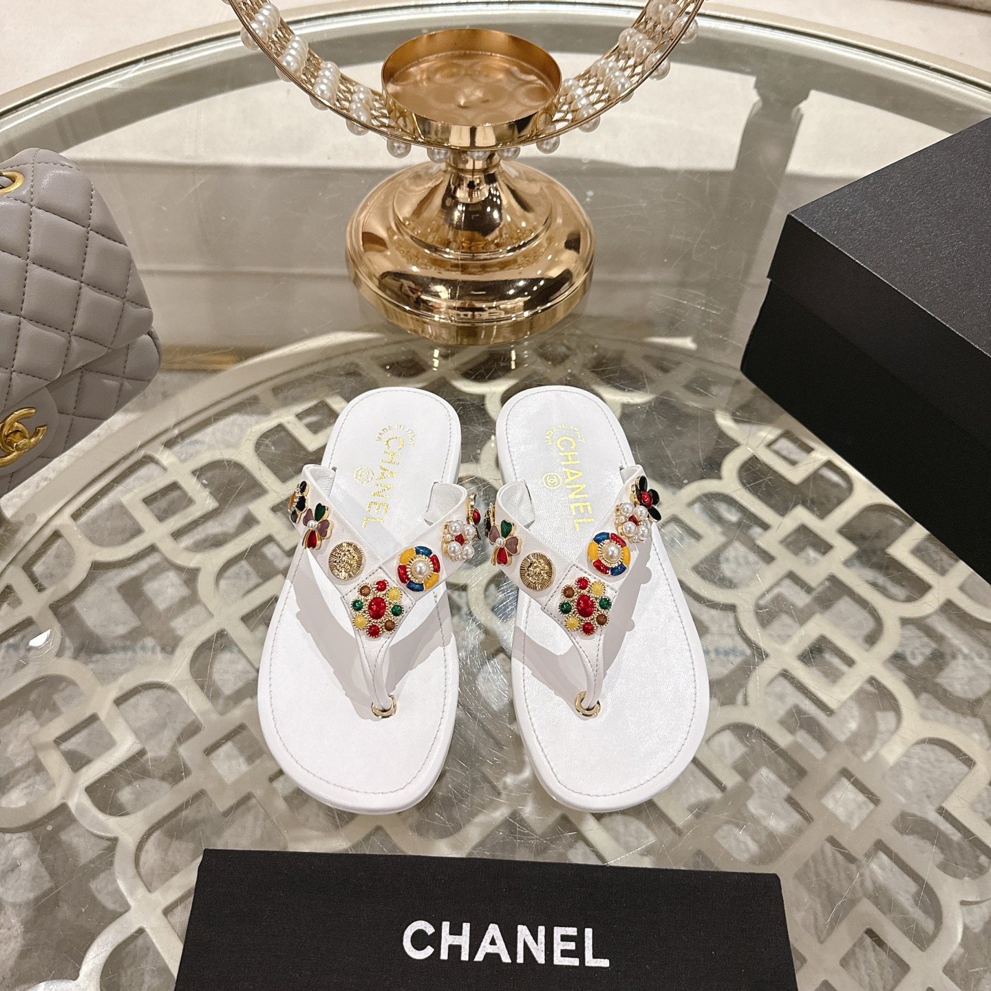 NO:404893,CHANEL Xiaoxiang 2025SS new slippers counter [authentic level] version!  The king of domestic and foreign counters was out of stock. I finally got it after searching all the domestic counters. I was so surprised when I saw the real thing when I opened the box. I liked it so much. I called on my best friends to form a group to buy and grab it, and I was named [Beach Slippers] by major bloggers. I really love it. It looks beautiful and has thousands of combinations. I wear it casually and it is very convenient to wear it. Hold's various dressing occasions are now available for sale!  The counter is purchased for 14,600!  !  Counter quality Original materials, special hardware buckles. Exclusive mold custom logo. Fabric private customized fabric/imported sheepskin imported mixed-bred sheepskin size 35-40 (41,42 customized) Outsole Italian leather outsole Packaging counter latest gift box packaging, slippers, chanel, slippers, sheepskin, Leather soles19860909CHANEL 小香 2025SS新款拖鞋 专柜【正品级】版本！ 国内国外专柜断货王,找遍国内专柜心心念念终于到手,第一眼开箱看到实物让我太惊讶了,太喜欢了呼吁闺蜜们组团购买疯抢度蹭蹭蹭上涨,被各大博主点名【沙滩拖鞋】,真的是超级爱了,上脚无敌好看简直万种搭配,随意穿搭拿捏的稳稳的,穿着非常方便.hold的各种穿搭场合,本系列现已登陆发售！ 专柜以14600购入！！专柜品质 原厂材料,专用五金扣.独家开模定制logo 面料私家定制布面/进口羊皮 内里进口混种羊皮 码数35-40（41,42定做） 大底意大利真皮大底 包装专柜最新礼盒包装,拖鞋,chanel,slippers,sheepskin,Leather soles,Women's Shoes