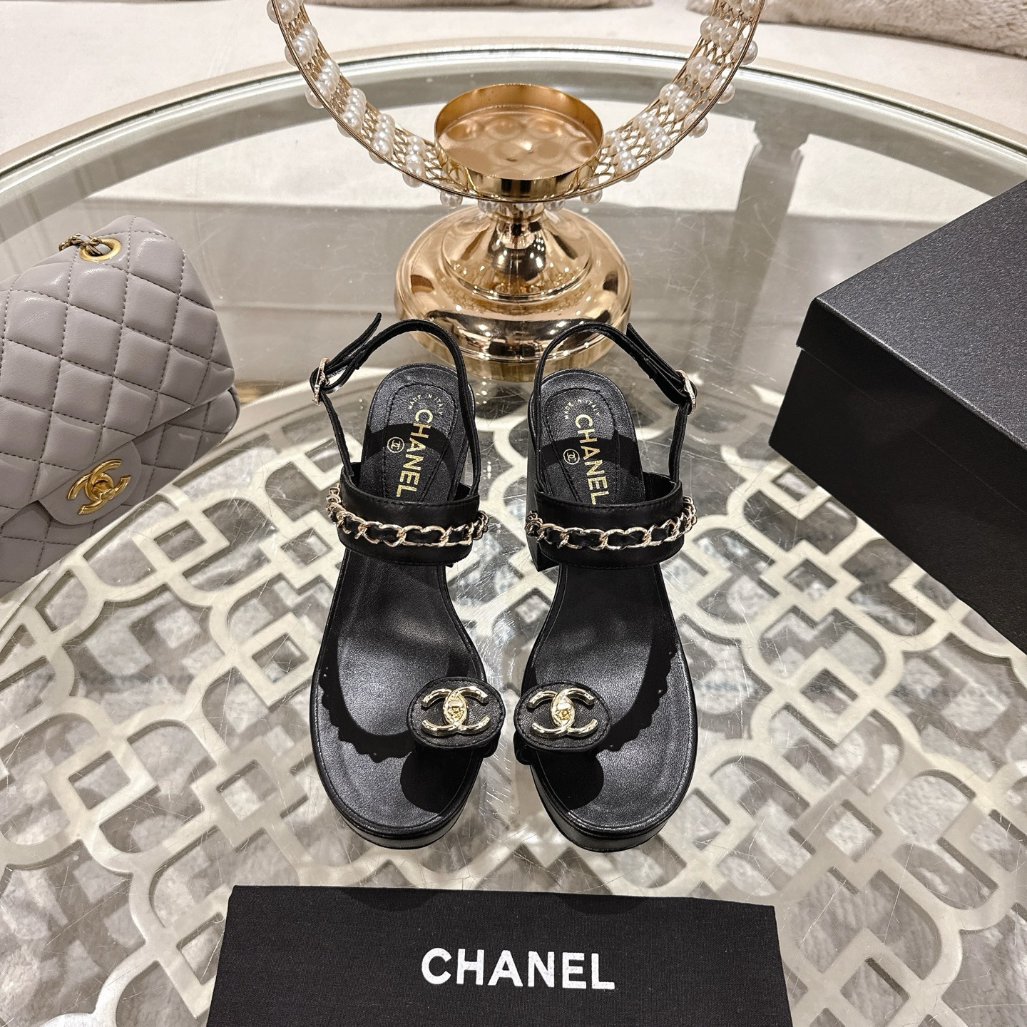 NO:594204,Chanel Xiaoxiang 2025ss spring and summer latest high-heeled bucket catwalk fashion chain decoration top quality!  Accurate to 11. Light luxury without tiring the feet. The upper feet can be matched with spring and summer clothes at will, which further highlights the texture and taste. Simple and luxurious appearance. Even if it is just a pair of sandals, it is definitely a must-have pair in the summer shoe cabinet. Imported lambskin upper, imported sheepskin lining, Italian genuine leather outsole. Heel height 10.5cm. Size 35-40 (40.41.42 custom-made, non-refundable). High-heeled sandals, chanel, sandals, high  heels,sheepskin,leather soles19860909Chanel 小香2025ss春夏最新高跟水桶走秀时装 链条装饰 顶级品质！ 精确到11 轻奢而不累脚、上脚可随意搭配春夏的服饰、更加彰显质感和品味、简约中带奢华的外观、哪怕只是一款凉鞋 绝对是要在夏日鞋柜必备双 鞋面进口小羊皮 内里进口羊皮内里 大底意大利真皮大底 跟高10.5cm  码数35-40（40.41.42订做不退换）,高跟鞋凉鞋,chanel,sandals,high heels,sheepskin,Leather soles,Women's Shoes