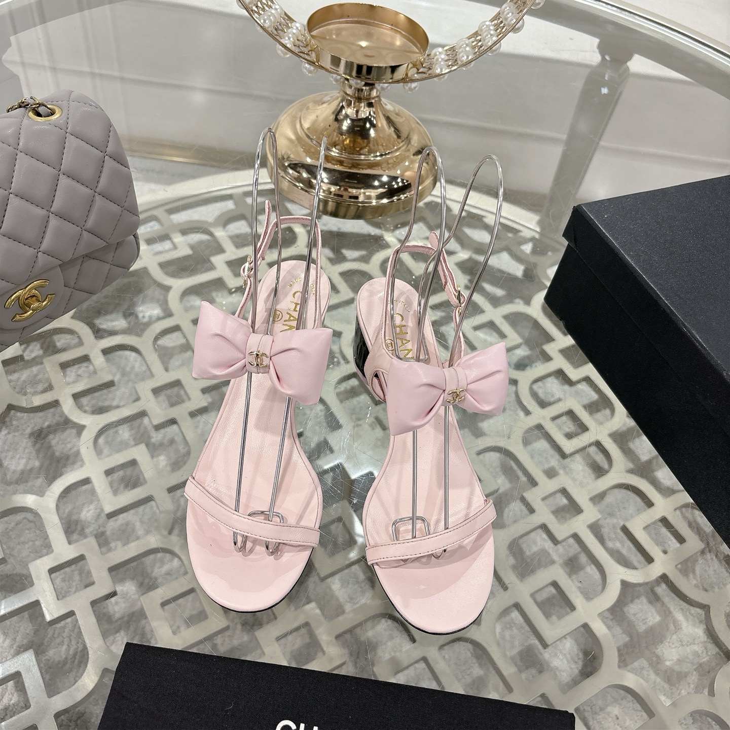 NO:262005,CHANEL 25ss Spring and Summer New Style Counter Top Double C Bow Sandals This classic design; the bow is paired with double C embellishment, playful and elegant, and a variety of color matching elements... Diversified mix and match are very beautiful and versatile, and the foot is very light and comfortable. Super delicate and elegant... Go Materials Upper Original custom imported sheepskin Inner Original custom sheepskin inner Outsole Original custom Italian dyed leather outsole Size: 35–40 (40, 41 custom made without return or exchange), sandals, chanel, sandals, sheepskin, Leather soles19860909CHANEL 25ss春夏新款专柜顶级双C蝴蝶结凉鞋 这款经典设计；蝴蝶结搭配双c的点缀 俏皮又优雅 多种配色元素…… 多元化混搭非常好看百搭,上脚非常轻巧舒适 超级秀气优雅…… Go 材料 鞋面 原版定制进口羊皮 内里 原版定制羊皮内里 大底 原版定制意大利透染真皮大底 码数:35–40（40、41定做不退换）,凉鞋,chanel,sandals,sheepskin,Leather soles,Women's Shoes