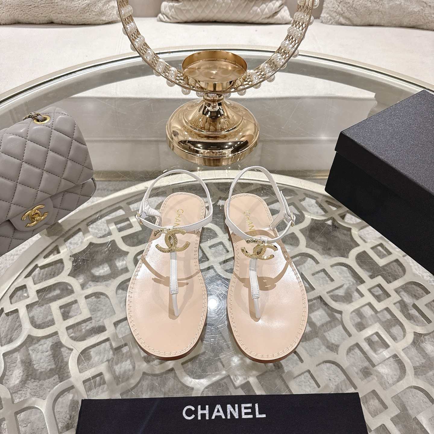 NO:262003,Chanel Xiaoxiang 2025ss Spring and Summer latest show fashion Big logo decoration Pinch sandals Light luxury without tiring feet, you can match spring and summer clothing at will, which will show more texture and taste, simple and luxurious appearance, even if it is just a sandal, it is definitely a must-have pair for summer shoe cabinets. Upper imported lambskin inner imported sheepskin inner outsole Italian double-layer leather outsole Size 35-40 (40.41, customized without return), sandals, chanel, sandals, sheepskin, Leather soles19860909Chanel 小香2025ss春夏最新走秀时装 大logo装饰 夹趾凉鞋 轻奢而不累脚、上脚可随意搭配春夏的服饰、更加彰显质感和品味、简约中带奢华的外观、哪怕只是一款凉鞋 绝对是要在夏日鞋柜必备双 鞋面进口小羊皮 内里进口羊皮内里 大底意大利双层真皮大底  码数35-40（40.41、订做不退换）,凉鞋,chanel,sandals,sheepskin,Leather soles,Women's Shoes