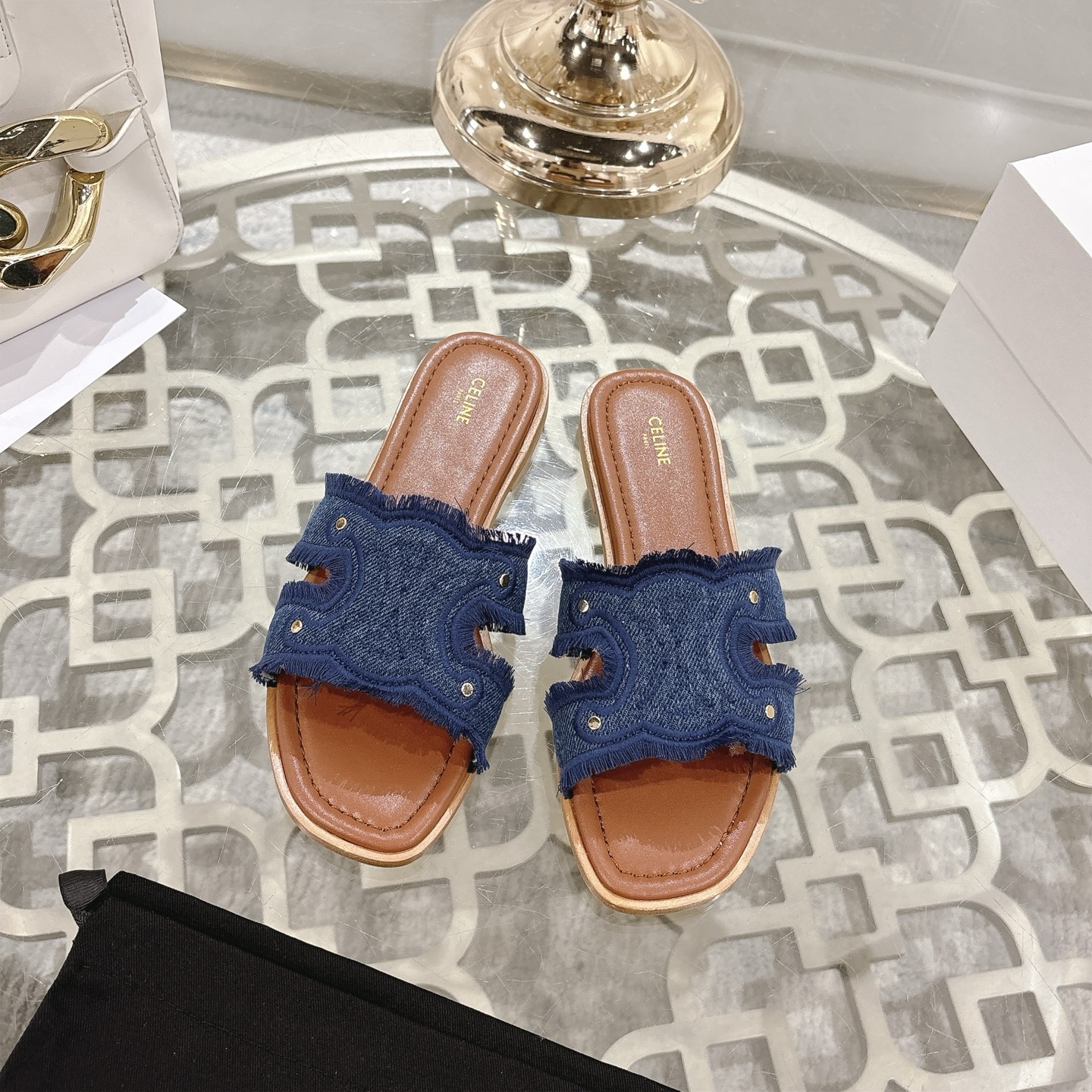 NO:261996,2025 spring and summer CeIine Celin's popular Arc de Triomphe denim logo sandals, full of high-end feel, Internet celebrity ins grass planting artifact, very retro style, full of aura, very novel design style, high-end and very comfortable. The original one-to-one customization Celin logo highlights the brand charm, denim fabric is super soft and comfortable Upper: Computer advanced embroidery craftsmanship Fighting: Sheepskin Outsole: Italian imported leather sole size: 35-42. (41, 42 custom made without return or exchange), slippers, celine, celine, slippers, sheepskin198609092025春夏CeIine赛琳爆款凯旋门牛仔布Logo凉拖鞋 高级感十足 网红ins种草神器、非常复古风、气场十足单品、设计风格非常新颖、高档且非常舒适.原版一比一定制 Celin标志彰显品牌魅力,牛仔布面料超级柔软舒适 鞋面: 电脑高级绣花工艺 垫脚: 羊皮 大底:意大利进口真皮底 size: 35-42.（41、42定做不退换）,拖鞋,celine,celine,slippers,sheepskin,Women's Shoes