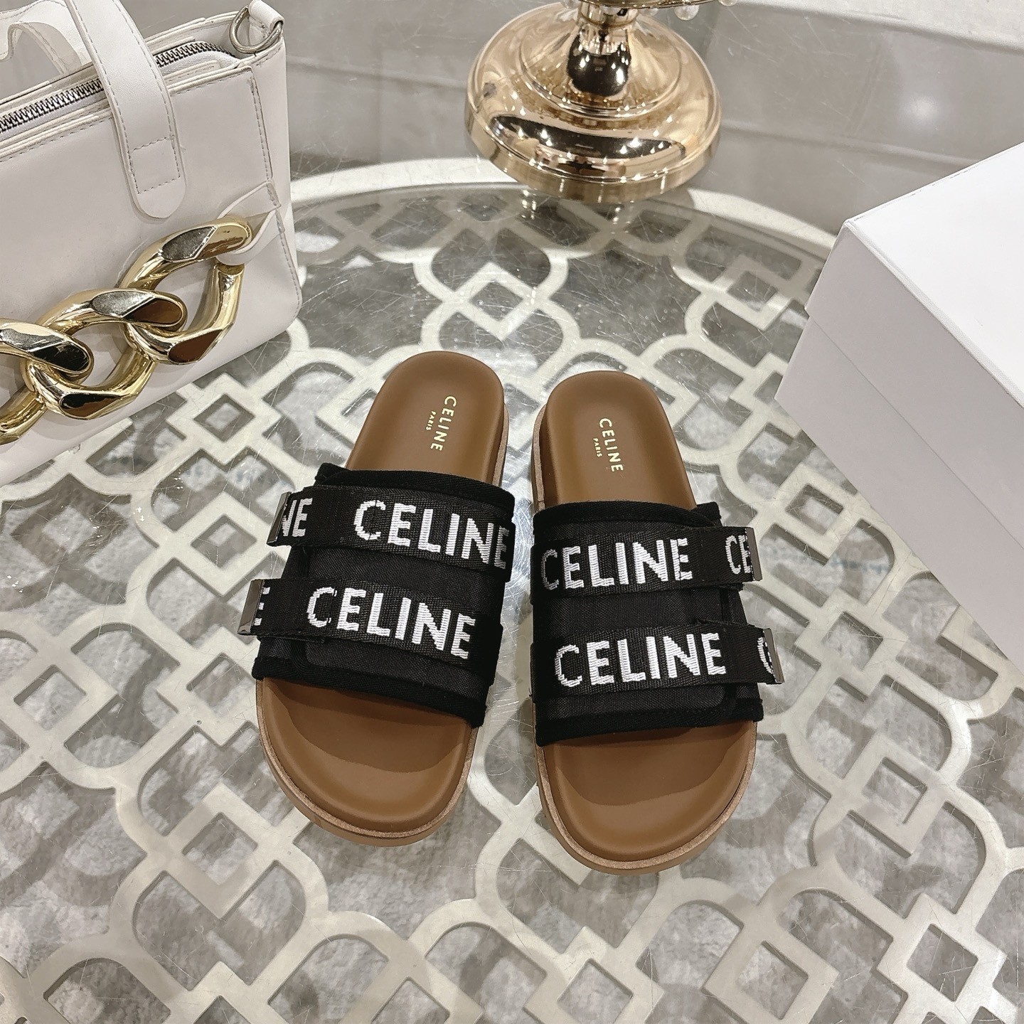 NO:262000,2025 spring and summer CeIine Celin's popular Arc de Triomphe webbing logo sandals, full of high-end feel, Internet celebrity ins grass planting artifact, very retro style, full of aura, very novel design style, high-end and very comfortable. The original one-to-one custom Celin logo highlights the brand's charm, the fabric is super soft and comfortable. Upper: webbing   space cotton Outsole: original custom sole size: 35-42 (41 and 42 customization without return and exchange), slippers, celine, celine, slippers198609092025春夏CeIine赛琳爆款凯旋门织带Logo凉拖鞋 高级感十足 网红ins种草神器、非常复古风、气场十足单品、设计风格非常新颖、高档且非常舒适.原版一比一定制 Celin标志彰显品牌魅力,面料超级柔软舒适 鞋面: 织带 太空棉布 大底:原版定制大底 size: 35-42（41、42定制不退换）,拖鞋,celine,celine,slippers,Women's Shoes