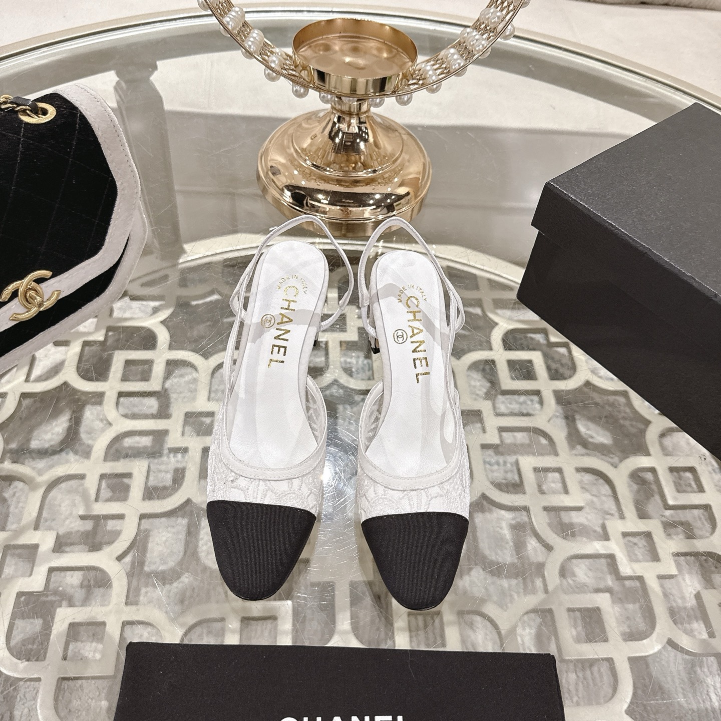 NO:401860,CHA*EL Xiaoxiang C Home 2025ss new popular king woven shoes A pair of Jindian fashion heels with closed eyes out of stock when it is launched. The shoe is simple, classic and practical. Various styles can be used as the finishing touch. A thousand-year-old classic model, a shoe that is popular every year. Celebrities can be seen everywhere on the foot. Simple color matching, delicate little round toe, absolutely versatile and fashionable. Original custom electric embroidered flowers on the upper. Floor-upped sheepskin. Original Italian leather outsole. Size 35-40 (34, 41, 42, 43, no return and exchange). The latest gift box packaging for packaging counter, sandals, chanel, sandals, sheepskin, Leather soles19860909CHA*EL小香C家 2025ss新品人气王编织鞋 一双闭眼入的金典时尚小跟鞋 上市就断货 鞋型简单经典实穿 各种风格搭配都能起到点睛之笔 万年经典款,年年都火爆的一款鞋 明星网红上脚街拍随处可见,简约的拼色搭配,秀气的小圆头,绝对的百搭时尚 鞋面原版定制电绣花朵 垫脚羊皮 大底原版意大利真皮大底 码数35-40（34、41 、42、43定订,不退换) 包装专柜最新礼盒包装,凉鞋,chanel,sandals,sheepskin,Leather soles,Women's Shoes