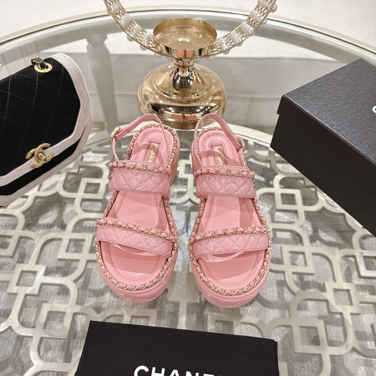 NO:447054,| Xiaoxiang 25 2025 Spring and Summer New Products, Counter Classic Style, Xiaoxiang Double C Diamond Chain Slippers Series New, The BEST Fashion Circle, The Matching will interpret the meticulous, minimalist, and never faded classic elements, showing the unique style of dressing so beautiful that there is nothing to say, a must-have for summer... The upper is original high-customized lambskin, imported mixed-bred lambskin lining, the original mold-opening and anti-slip sole, Shoe size: 35-39 (34.40.41.42 customization, no return or exchange), slippers, slippers, sheepskin19860909| 小香 25 2025 春夏新品 专柜经典款 小香双C菱格链条拖鞋系列上新 BS时尚圈的绝绝子 搭配将演绎着细致 极简 永不褪去的经典元素 展现与众不同的穿搭风格美到无话可说 夏季必入款…… 鞋面原版高定制小羊皮 内里进口混种羊皮里 大底原版开模防滑大底 鞋码: 35-39（34.40.41.42定制不退换）,拖鞋,slippers,sheepskin,Women's Shoes