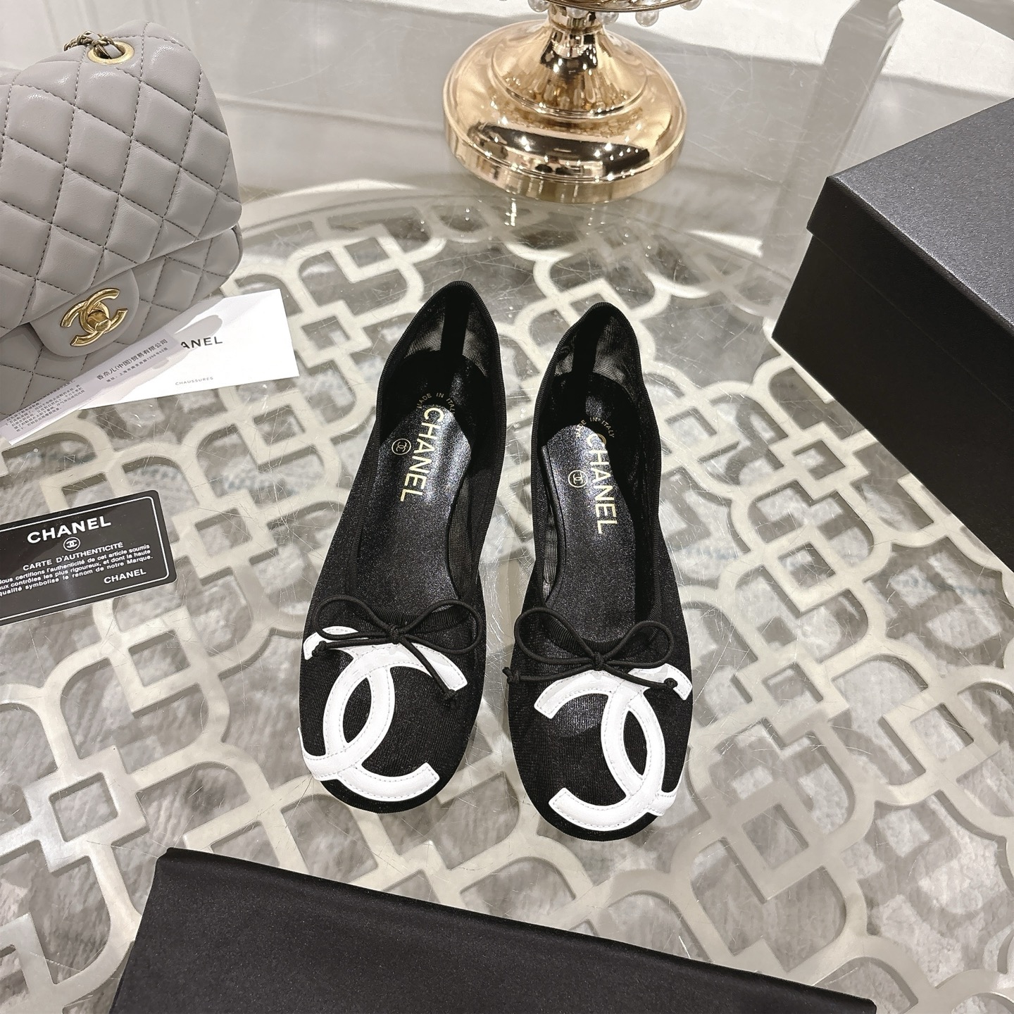 NO:447078,Leather mesh [purchase-level quality] CHANEL Xiaoxiang 25/A new summer bow single shoes. This pair of 'dance shoes' is really beautiful!  Cowhide fabric + exquisite electronic embroidery, every detail exudes a sense of high-end ~ classic bow design, Italian leather bottom, comfortable and elegant on the feet, a must-have for fairies!   The counter is of the same origin!  All materials are customized 1:1 according to the original version, developed from the genuine product, and the quality is absolutely safe. The classic style that must be purchased every year is a versatile artifact that looks very good whether it is paired with skirts or jeans!   The finishing touch of summer outfits, just let the sisters fight!  Imported sheepskin fabric imported sheepskin inner lining, private molded and large sole, size 35-40, single shoes, chanel, skirts, jeans, cowhide, sheepskin19860909皮面 网面【代购级品质】CHANEL小香25/A夏季新款蝴蝶结单鞋 这双「跳舞鞋」真的美到窒息！牛皮面料+精致电绣,每一个细节都散发着高级感～经典蝴蝶结设计,意大利真皮底,上脚舒适又显气质,妥妥的仙女必备！  专柜同源！所有材质均按原版1:1定制,从正品开发打版,品质绝对放心～每年必入的经典款,百搭神器无论配裙子还是牛仔裤都超显品味！  夏季穿搭的点睛之笔,姐妹们冲就对了！ 面料进口羊皮 内里进口羊皮 大底私家开模大底 码数35-40,单鞋,chanel,skirts,jeans,cowhide,sheepskin,Women's Shoes