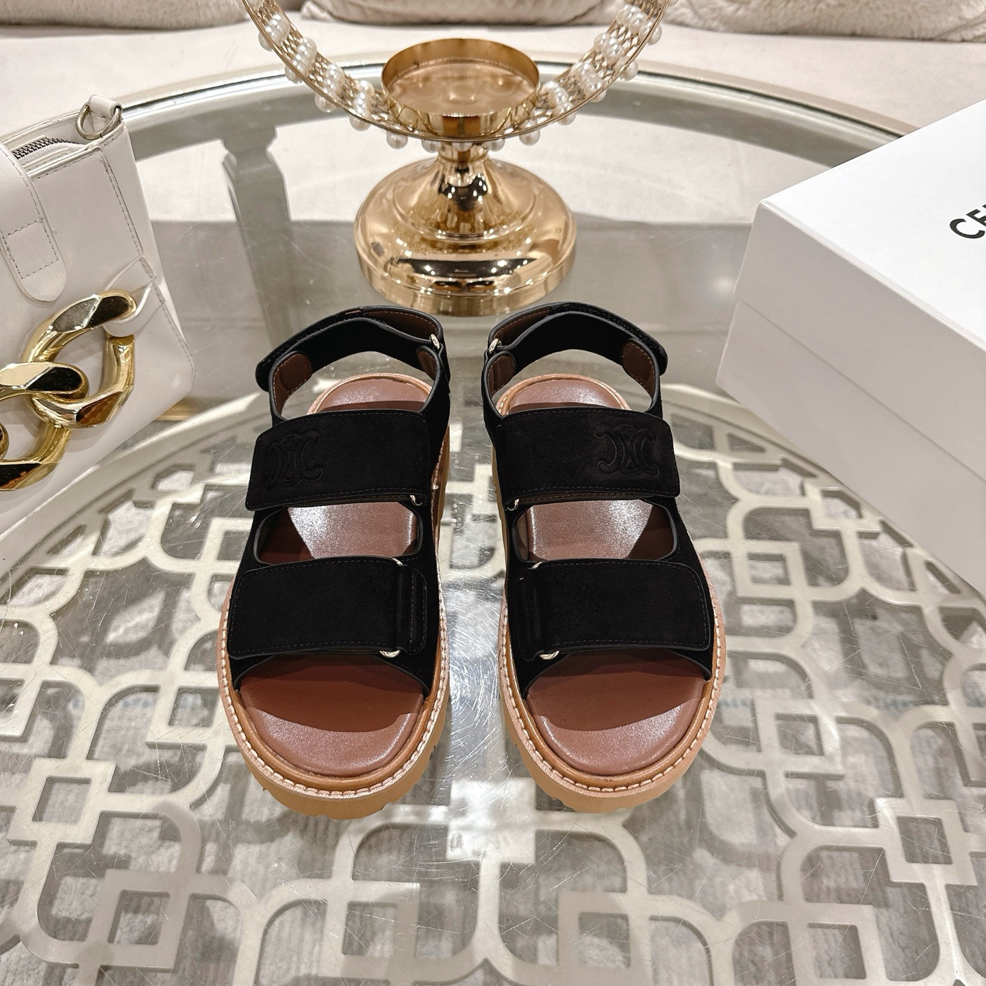 NO:408205,Celine's latest spring and summer Arc de Triomphe hardware buckle sponge cake thick-soled fashionable Roman sandals. Summer paired with socks is simply amazing. The original version is purchased and developed. The highest output is restored to the original version!  Imported frosted leather inner sheepskin, large sole original combination molded rubber sole Sole thickness: 4cm Size: 35-40 (40, 41 customized, no return or replacement) Packaging with original packaging, sandals, celine, celine, sandals, sheepskin, socks19860909Celine赛琳2025春夏最新款凯旋门五金扣松糕厚底时髦罗马凉鞋 夏天搭配袜子 简直绝绝子了原版购入开发 依旧最高输出还原原版！ 鞋面进口磨砂皮 内里羊皮 大底原版组合开模橡胶底 底厚:4cm 码数:35-40（40、41订做不退不换） 包装配原版包装,凉鞋,celine,celine,sandals,sheepskin,socks,Women's Shoes