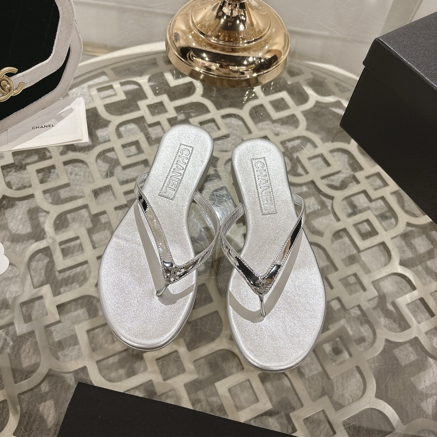 NO:594213,Chanel Xiaoxiang's 2025C spring and summer newly upgraded flip-flops are simple, high-end and elegant ~ full of fragrance ~ very light on the feet ~ soft and comfortable without being stiff ~ not abrasive at all ~ the foot feels super good ~ daily travel in summer ~ home vacations ~ easy to hod in various occasions ~ of course it must be beautiful in summer... 1 Original upper 1:1 exclusive customized cashmere/mixed sheepskin 2 Original customized mixed sheep lining 3 Original outsole 1:1 genuine leather sole imported from Italy  4 Size: 35-42 (41.42 is custom-made and non-refundable) 5 Difference in market currency ~ high-end quality is definitely different, split-toe shoes, chanel, sheepskin19860909Chanel小香2025C春夏新升级人字夹脚拖 简约高级大方～满满小香风～上脚非常轻盈～柔软舒适不生硬～完全不磨脚～脚感超级好～夏天日常出行～居家度假～轻松hod住各种场合～夏天当然就得美美哒…… 1鞋面原版1:1独家定制羊绒/混种羊皮 2内里原版定制的混种羊里 3大底原版1:1意大利进口真皮底 4尺码: 35-42（41.42定做不退换） 5 区别市场通货～高端品质绝对不一样,分趾鞋,chanel,sheepskin,Women's Shoes