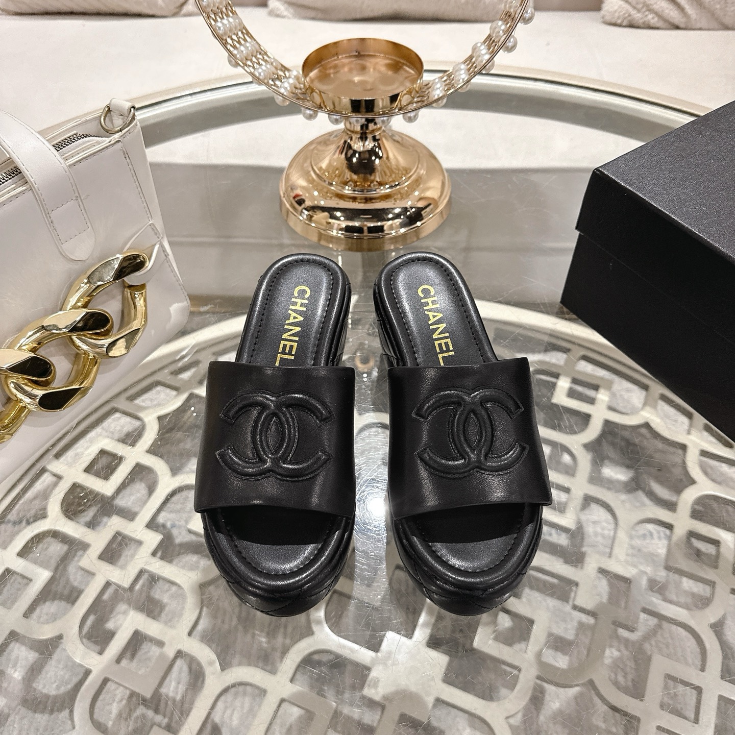 NO:594221,Top version CHANE* 2025ss Xiaoxiang spring and summer new hot thick-soled casual slippers. Counter synchronization. The counter is very popular. A shoe that is very difficult to buy. The most popular thick-soled slippers on the Internet. As you can imagine, Xiaoxiang control cannot miss it. It has both good looks and comfort. Simple and versatile thick soles** super versatile, whoever wears it with your eyes closed. Imported sheepskin upper, imported sheepskin lining, outsole original molded outsole  Size: 35-40 (41 and 42 are customized and non-returnable), slippers, chanel, slippers, sheepskin19860909顶级版本 CHANE* 2025ss小香春夏新款火爆厚底休闲拖鞋 专柜同步 专柜非常火爆 非常难买的一款鞋 全网最火的厚底拖鞋 可想而知小香控不可错过的 颜值与舒适并存的 简约百搭厚底**超级百搭,闭眼入谁穿谁好看  鞋面进口羊皮 内里进口羊皮里 大底原版开模大底 码数:35-40（41 42定做不退换）,拖鞋,chanel,slippers,sheepskin,Women's Shoes