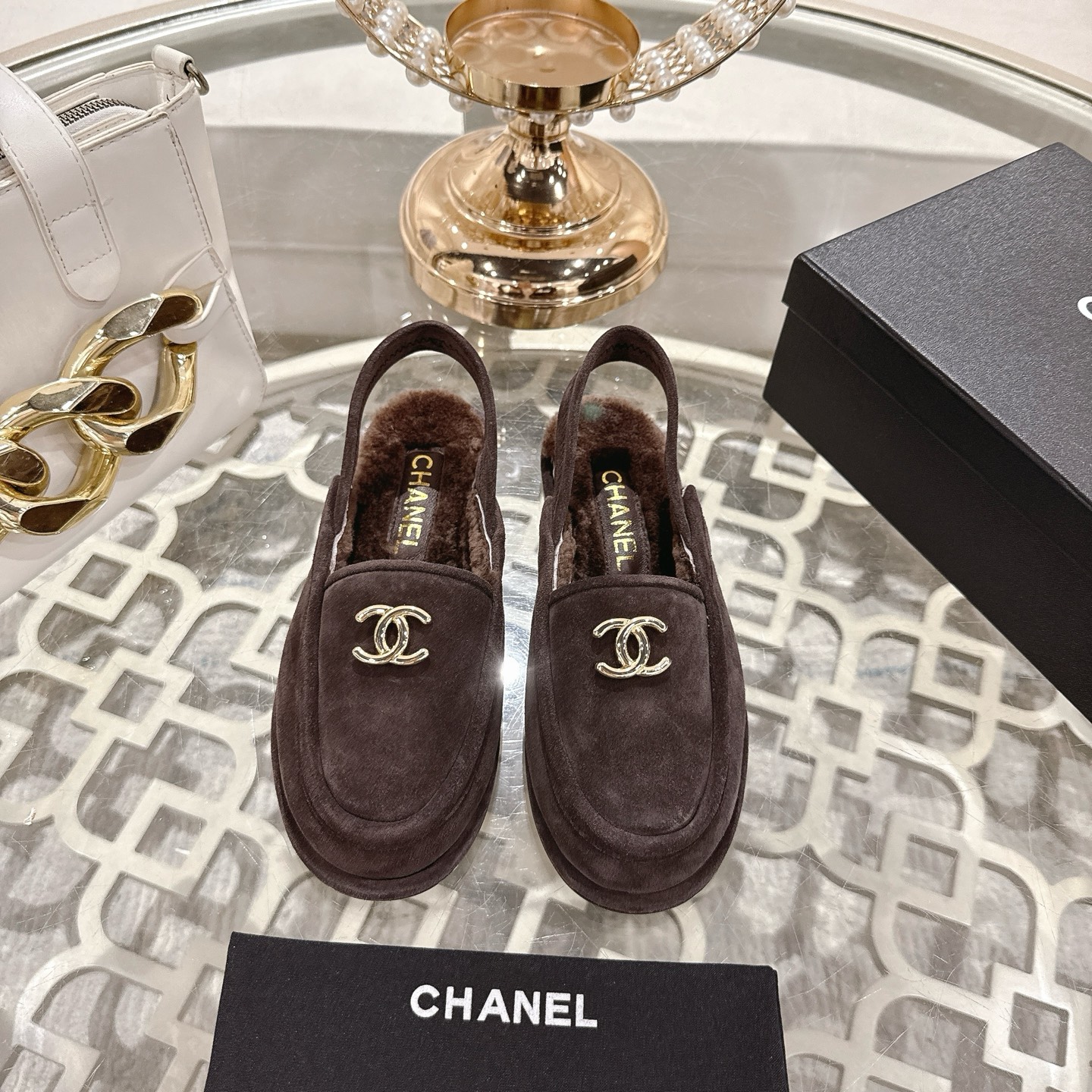 NO:594181,chane…l 2025 new arrival~ Xiaoxiang’s 25 autumn and winter new furry loafers. The uppers are equipped with double C buckles with logo letter buckles, which are super beautiful. They are made of cow suede leather and have a good texture. The soles are made of genuine leather and the edges are genuine. The wool lining is very soft. The shoe shape is slim and cute!  Versatile style, close your eyes and enter. The upper is customized with imported cow suede. The lining is imported lamb wool. The outsole is genuine leather sole imported from Italy. Code number: 35-39 (40 and 41 are custom-made and cannot be returned or exchanged). Four colors to choose from, loafers, chanel, and loafers.19860909chane…l 2025 new arrival～ 小香25秋冬新品毛毛乐福鞋 鞋面搭配双C扣logo字母饰扣,超好看呀 牛反绒皮材质,质感很好 鞋底真皮材质,真皮沿边 羊毛内里 很柔软 鞋型显瘦 还可可爱爱 ！ 百搭的气质款,闭眼入 鞋面定制进口牛反绒 内里进口羊羔毛 大底意大利进口真皮底 码数:35-39（40 41定做不退换） 颜色四色任选,乐福鞋,chanel,loafers,Women's Shoes