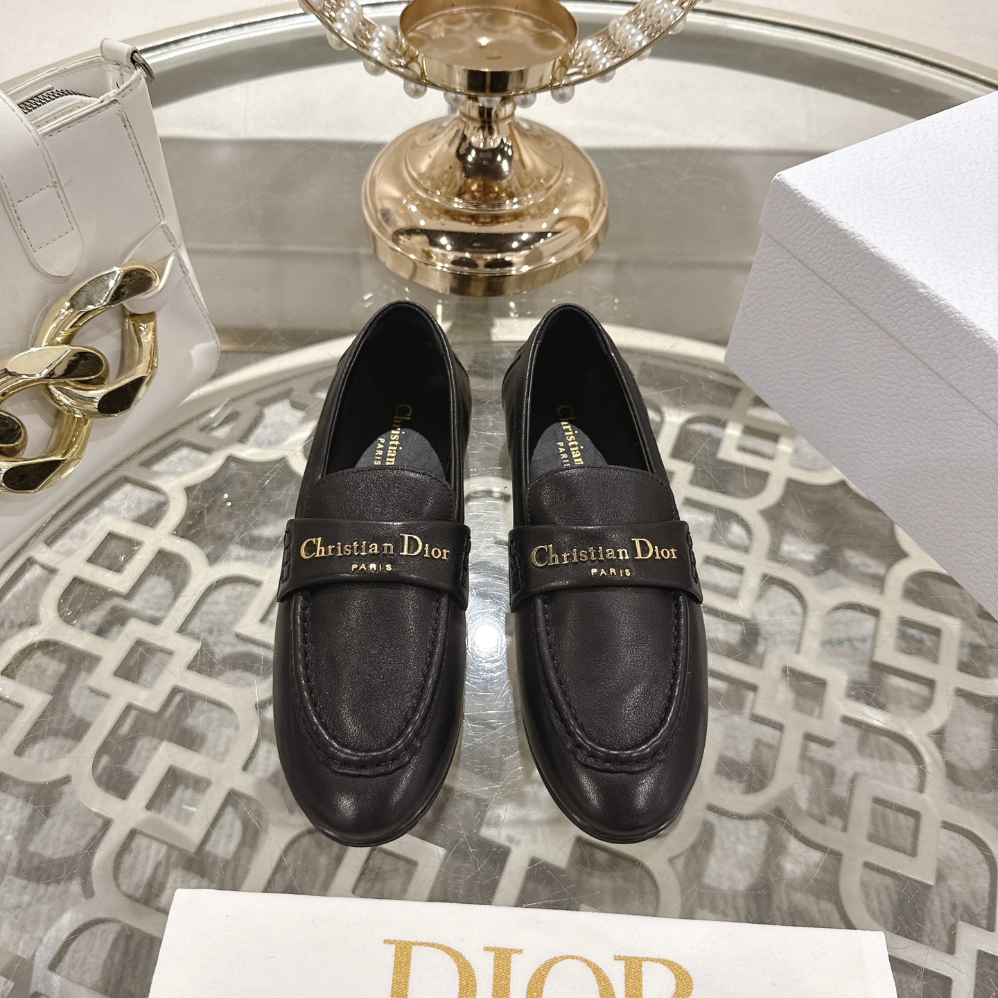 NO:447081,Dior | 2025 D Home 2025 Spring and Summer New Products, the latest hit one-legged letter buckle loafer series, original purchase and development, this Dior loafer is carefully made of black glossy cowhide leather, and the front letter sign is decorated with gold tones Christian Dior Paris logo. Paired with genuine leather injection molding outsole, it can add a classic style to various casual styles. The upper is original cowhide/beef reverse velvet inner cowhide outsole, imported Italian injection molding leather outsole, heel height 1cm, size 35-42 (40.41.42 customization), loafers, dior, dior, dior, loafers, cowhide, Leather soles19860909Dior迪奥 | 2025 D家2025春夏新品 专柜最新爆款一脚蹬字母扣乐福鞋系列 原版购入开发做货这款迪奥乐福鞋采用黑色光面牛皮革精心制作,正面字母标牌饰以金色调Christian Dior Paris标志.搭配真皮注塑大底可为各式休闲造型增添经典风格. 鞋面原版牛皮/牛反绒 内里牛皮 大底意大利进口注塑真皮大底 跟高1cm 码数35-42（40.41.42定制）,乐福鞋,dior,dior,dior,loafers,cowhide,Leather soles,Women's Shoes