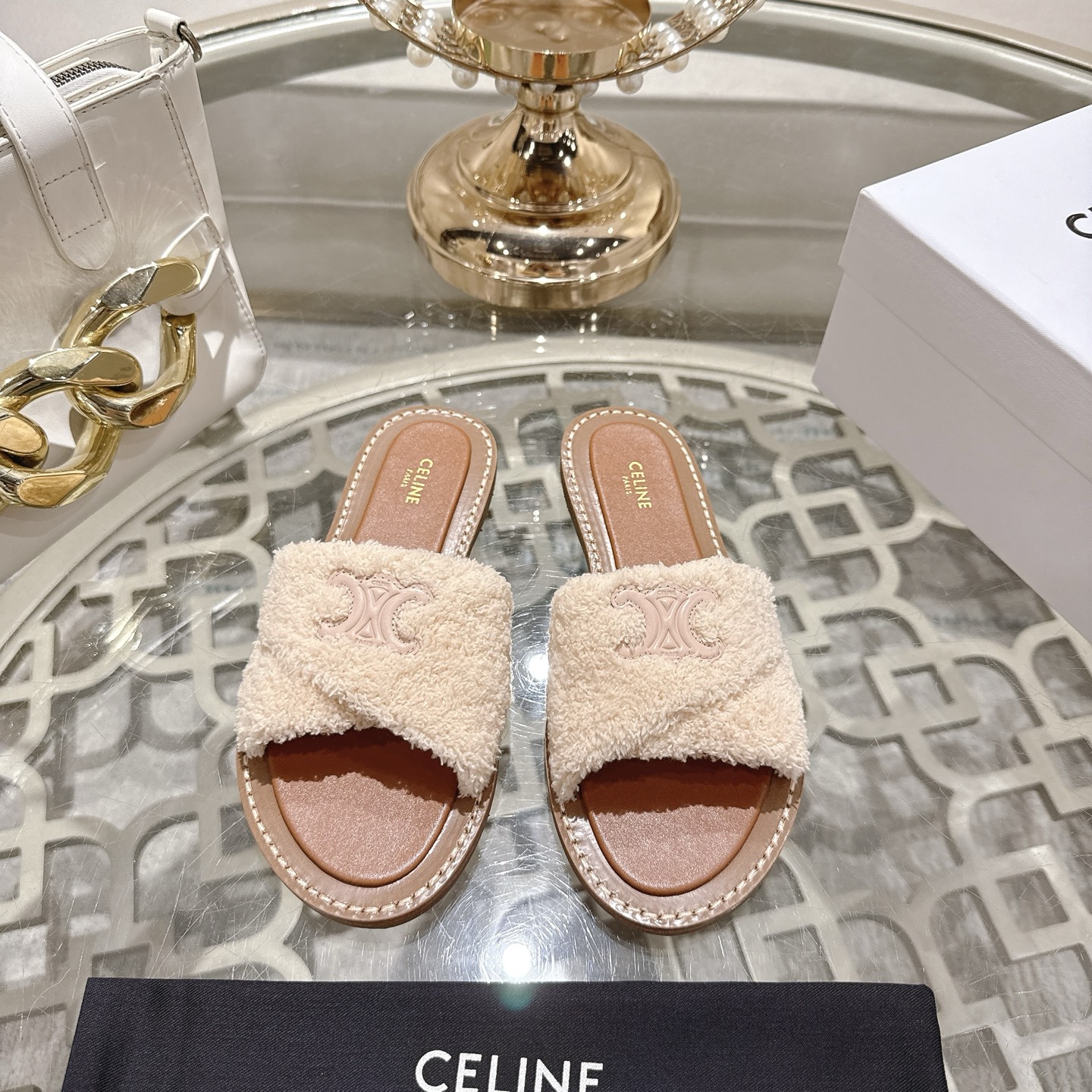 NO:447090,Celine 2025 autumn grass planting, the latest popular sandals series... With socks in summer, it is absolutely amazing. The retro point is full of fashionable looks and the original version is purchased and developed, and the highest output is restored to the original customized retro feeling... Fabric: Customized towel cloth Outsole: Original open-die wear-resistant velvet combination sole Packaging: Original full-set packaging Size: 35-39 (40.41.42 custom-made without return or exchange), slippers, celine, celine, slippers, socks19860909Celine赛琳2025秋季种草 最新爆款凉拖系列… 夏天搭配袜子,简直绝绝子了复古的点上带上了满分时髦感颜值绝原版购入开发,依旧最高输出,还原原版定制复古感…… 面料:定制毛巾布 大底:原版开模耐磨绒组合大底 包装:原版全套包装 码数:35-39（40.41.42定制不退换）,拖鞋,celine,celine,slippers,socks,Women's Shoes