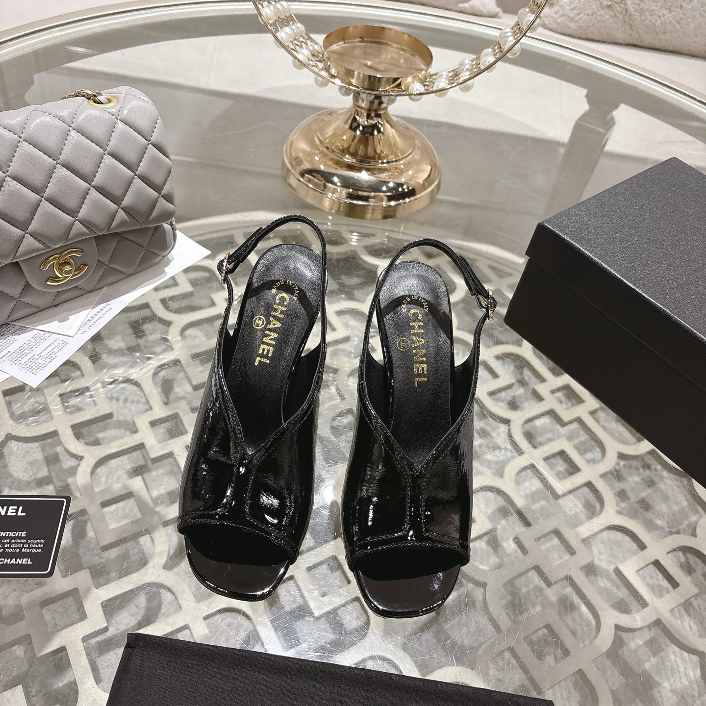 NO:447072,CHANE* ｜Xiaoxiang 25ss Spring and Summer New Product Sexy high-heeled slippers, a classic and versatile design. You can hold it in any occasion. The height that can be controlled by any height without losing its aura and charm. The feature is that the heel is inlaid with a very elegant pearl element. The charming feature of high-heeled shoes is that in life and workplace, you will be more confident and confident. Women's shoe cabinets always have a pair of classic and versatile high heels. The upper curved upper exposes the instep very well. Visually, wirelessly lengthens the leg lines. The shoe shape is really too exquisite. It is concave and convex. The upper is original custom cowhide. The inner mixed lambskin. Outsole imported Italian cowhide. Heel height is 8.5cm. Size35-39 (customized by 40/41/42, no return or exchange), high heel sandals, chanel, sandals, high  heels, slippers, cowhide, sheepskin19860909CHANE* ｜小香25ss春夏新品 性感高跟拖鞋,很经典百搭的设计  无论什么场合都可以hold住 任何身高都能驾驭的高度 且不失气场和魅力 特色在于鞋跟镶嵌了颗十分优雅的珍珠元素 高跟鞋的动人之处就是在生活中职场上,让你更有底气更自信 女人鞋柜里永远都要有一双经典百搭的高跟鞋 鞋面弧形很好的露出脚背 视觉上无线拉长腿部线条 鞋型真的太精致了 凹凸有致 鞋面原版定制牛皮 内里混种小羊皮 大底意大利进口牛皮大底 跟高8.5cm Size35-39（40/41/42定制不退换）,高跟鞋凉鞋,chanel,sandals,high heels,slippers,cowhide,sheepskin,Women's Shoes