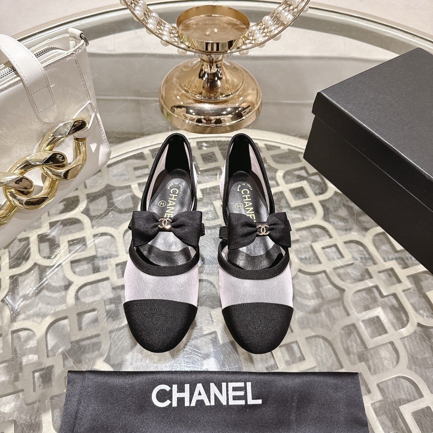 NO:447083,Leather mesh [purchase-level quality] CHANEL Xiaoxiang 25/A new summer bow single shoe. This pair of loafers is really beautiful!  Cowhide fabric + imported mesh, every detail exudes a sense of high-end ~ classic bow design, Italian leather bottom, comfortable and elegant on the feet, a must-have for fairies!   The counter is of the same origin!  All materials are customized 1:1 according to the original version, developed from the genuine product, and the quality is absolutely safe. The classic style that must be purchased every year is a versatile artifact that looks very good whether it is paired with skirts or jeans!   The finishing touch of summer outfits, just let the sisters fight!  Imported sheepskin fabric imported sheepskin inner lining, large sole, private molded and large sole, size 35-40 (41 custom made, no return or exchange), single shoes, chanel, loafers, skirts, jeans, cowhide, sheepskin19860909皮面 网面【代购级品质】CHANEL小香25/A夏季新款蝴蝶结单鞋 这双乐福鞋真的美到窒息！牛皮面料+进口网面,每一个细节都散发着高级感～经典蝴蝶结设计,意大利真皮底,上脚舒适又显气质,妥妥的仙女必备！  专柜同源！所有材质均按原版1:1定制,从正品开发打版,品质绝对放心～每年必入的经典款,百搭神器无论配裙子还是牛仔裤都超显品味！  夏季穿搭的点睛之笔,姐妹们冲就对了！ 面料进口羊皮 内里进口羊皮 大底私家开模大底 码数35-40（41定做不退换）,单鞋,chanel,loafers,skirts,jeans,cowhide,sheepskin,Women's Shoes