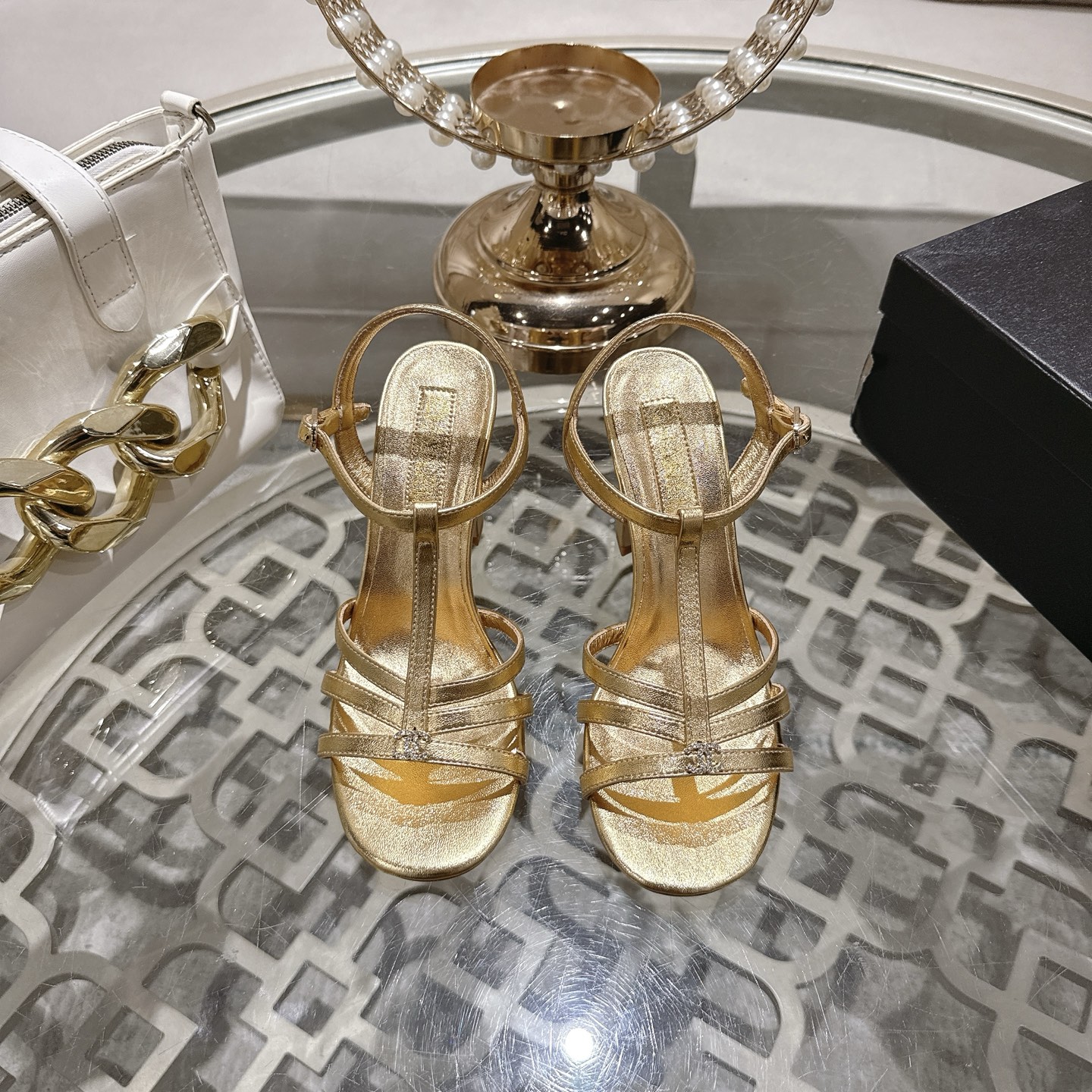 NO:447094,2025SS new Chane* Xiaoxiang catwalk high heel sandals This one has a pleasant and relaxing feeling on the feet. It is not picky at all. It is easy to match with various styles and looks low-key and quiet!  It is very suitable for babies who want to show their legs with high legs. It is a blatant trick. You must arrange it this summer when you become a supermodel leg!  Imported sheepskin upper, inner lining, Italian leather sole, size 35-39 (40,41 42 custom-made, non-returnable), high heels, sandals, chanel, sandals, high heels, sheepskin198609092025SS新款Chane*小香走秀款高跟鞋凉鞋 这款上脚有种怡然自得的松弛感 完全不挑场合 轻松搭配各种风格造型 低调不声张！ 超适合想要显高腿细的宝宝,是明目张胆的小心机 秒变超模腿这个夏天一定要安排上！ 鞋面进口羊皮 内里羊皮内里 鞋底意大利真皮底 码数35-39（40,41 42定制不退换）,高跟鞋凉鞋,chanel,sandals,high heels,sheepskin,Women's Shoes