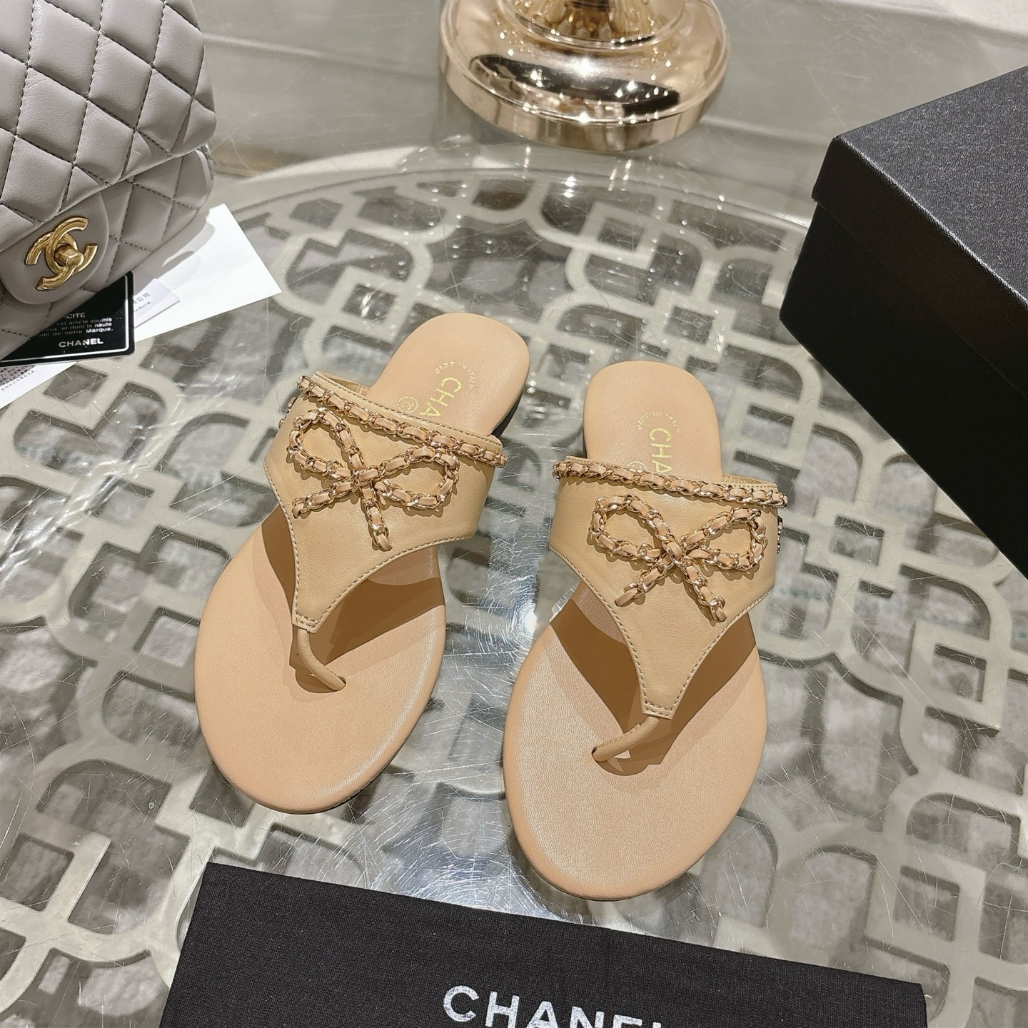 NO:447100,CHANE* ｜Xiaoxiang classic summer bow chain slippers The combination of exquisite chain-sewn bows and the iconic double C logo tells the brand's unique romance and luxury, and it is really beautiful to the feet. Fabric sheepskin/cloth surface, inner sheepskin, outsole imported cowhide, outsole, size 35-39 (customized by 40/41/42) The latest gift box packaging for packaging counter, split-toe shoes, chanel, slippers, cowhide, sheepskin19860909CHANE* ｜小香经典夏季蝴蝶结链条拖鞋 精致链条缝制的蝴蝶结与标志性双C logo的搭配,诉说着品牌独有的浪漫与奢华,上脚真的是美到爆 面料羊皮/布面 内里羊皮 大底意大利进口牛皮大底 码数35-39（40/41/42定制） 包装专柜最新礼盒包装,分趾鞋,chanel,slippers,cowhide,sheepskin,Women's Shoes