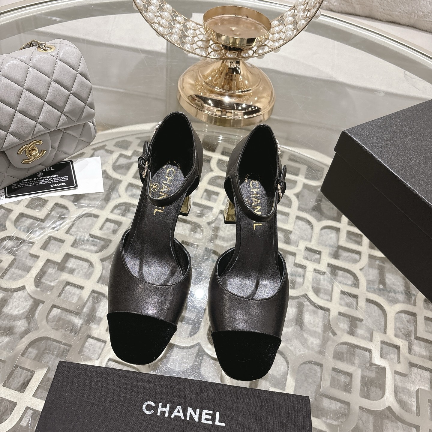 NO:594202,25ss early autumn new Xiaoxiang Chanel pearl double C buckle T-strap Mary Jane shoes pearl heel buckle shoes doll shoe design so cute that you can see the rich daughter, retro sweetness and age reduction!  Mary Jane's unique noble texture allows you to practice various combinations of beauty. Beauty and comfort coexist. Who can not be tempted?  The high-end simple style will not go out of style when worn repeatedly. It vividly interprets the charm of the exclusive fragrant grandma and creates more possibilities. Original molded hardware buckle. Lambskin upper, sheepskin lining. Outsole. Genuine leather outsole imported from Italy. Size 35-39 (40.41 custom-made, non-refundable). High-heeled sandals, chanel, sandals, mary jane, high heels, sheepskin, Leather soles1986090925ss早秋新款小香Chanel珍珠双C扣T字带玛丽珍单鞋珍珠跟搭扣单鞋 娃娃鞋设计 可爱到爆炸富家千金即视感 复古甜美减龄拿捏了！玛丽珍独有的高贵质感 可尽情实践关于美的各种搭配,美貌与舒适并存 试问谁能不心动呢？高级简约款反复穿也不过时 生动诠释专属香奶奶的魅力 塑造更多可能性,原版开模五金扣 鞋面小羊皮 内里羊皮 大底意大利进口真皮大底 码数35-39（40.41定做不退换）,高跟鞋凉鞋,chanel,sandals,mary jane,high heels,sheepskin,Leather soles,Women's Shoes