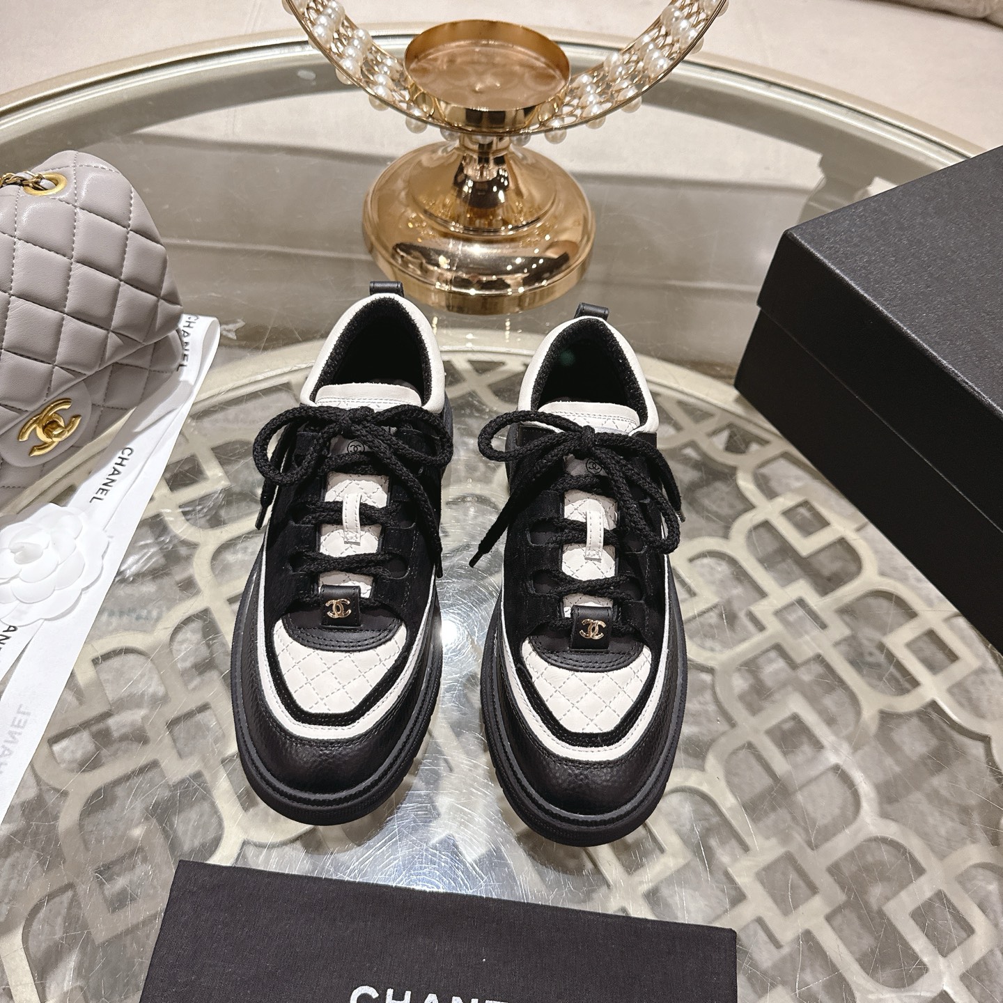 NO:594168,Chanel*l Chanel 2025ss latest hot model Panda color toe rhombus design white shoes casual sports shoes Original purchase and development 1:1 production Xiaoxiang C Home counter another super hot model, the love of Internet celebrity bloggers and ladies, various praises on social platforms Super popular high texture breathable super spring and summer, seeing this issue can always arouse the inner demands of fashion among girls The latest material Classic black and white color The upper and lower feet are full of fashion  Easy to take care of. Fabric: Original custom imported cowhide. Custom mesh lining. Original molded TPU anti-slip sole. Size: women's 35-40. Packaging counter latest gift box full set, casual shoes/sports shoes, chanel, chanel, chanel, sneakers, cowhide.19860909Chane*l香奈儿2025ss最新爆款 熊猫配色 鞋头菱格设计小白鞋休闲运动鞋  原版购入开发 1:1做货 小香 C家 专柜又一超级大爆款,网红博主小姐姐们的挚爱,社交平台的各种夸赞 人气超高质感透气超级春夏,看到这期总能唤起少女内心对时髦的诉求 最新材质 经典黑白配色 上脚时髦感十足 容易打理 面料: 原版定制进口牛皮 内里定制网里 鞋底原版开模TPU防滑底 Size:女款35-40 包装专柜最新礼盒全套包装,休闲鞋/运动鞋,chanel,chanel,chanel,sneakers,cowhide,Women's Shoes