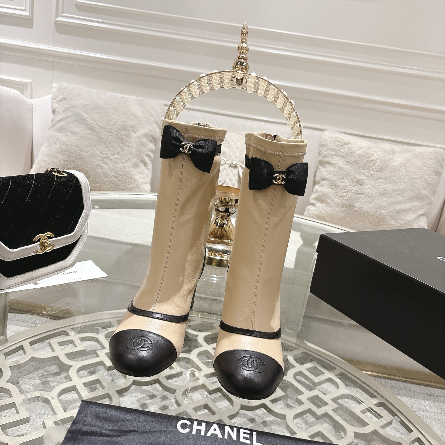 NO:477153,CHANE*｜Xiaoxiang 25SS new double C bow mesh elastic boot mesh boot short boots double C bow embellished with the shoe body is a perfect combination of classic and sweetness. The luster of the ribbon and the hazy mesh complement each other, and each stitching highlights Chanel's ultimate ingenuity. The design of the elastic boot barrel is an interpretation of comfort and fashion. The original custom mesh elastic material of fabric, inner foot pad lambskin, outsole imported from Italy, size 35-39 (40/41 custom made without return and exchange) Mesh leather surface, boots, chanel, chanel, boots, sheepskin, Leather soles19860909CHANE*｜小香25SS新品双C蝴蝶结 网纱弹力靴网靴短靴 鞋身点缀的双C蝴蝶结 是经典与甜美的完美结合 缎带的光泽与网纱的朦胧相互映衬,每一道缝线都彰显着香奈儿的极致匠心. 弹力靴筒的设计 是对舒适与时尚的诠释 面料原版定制网纱弹力材质 内里垫脚小羊皮 大底意大利进口真皮大底 码数35-39（40/41定制不退换） 网面皮面,靴子,chanel,chanel,boots,sheepskin,Leather soles,Women's Shoes