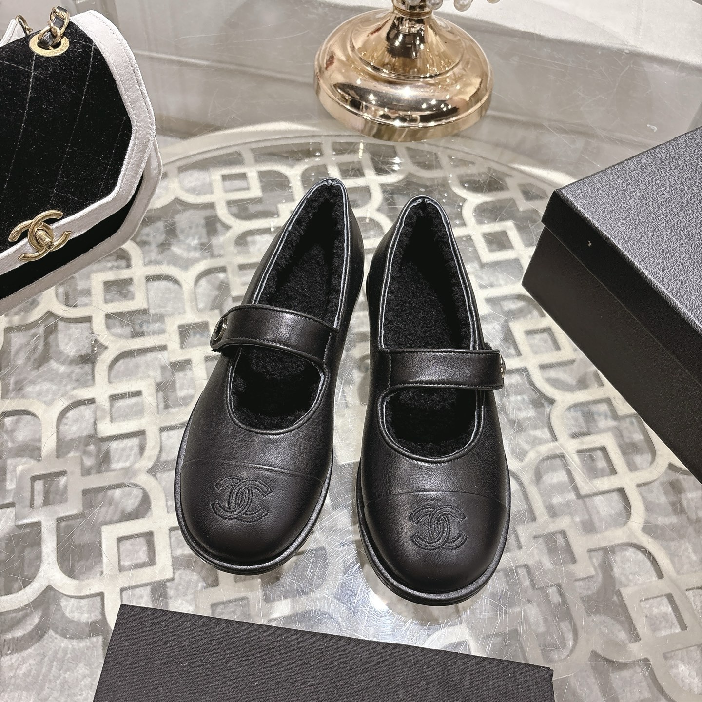 NO:594183,Chanel 25SS small fragrant Teddy fur shoes classic double C hardware buckle Mary Jane flat shoes wool single shoes Fragrant grandma's new wool Mary Jane design is simple and advanced, super versatile!  Double C logo embellishment!  The texture of imported cowhide is visible to the naked eye as natural animal leather!  It has a bookish texture on the feet and feels great on the feet. It is a versatile item!  The fur is integrated into the interior, and the comfort is evident. It looks cute and stylish when worn!  The upper is made of high-mercerized cow suede, the lining is made of imported lamb wool, and the sole is genuine leather imported from Italy. Size 35-39 (40.41.42 is custom-made and non-returnable). Mary Jane, chanel, mary jane, flats, cowhide19860909Chanel 25SS小香泰迪毛毛鞋经典双C五金扣玛丽珍平底鞋羊毛单鞋 香奶奶新品羊毛玛丽珍 设计简约高级,超级百搭款！双C logo点缀！进口牛皮肉眼可见的天然动物皮革的质感！ 上脚很有书香气质 脚感超好 百搭单品！皮毛一体内里,舒适度可见一斑.穿起来可可爱爱的艰巨造型感！ 鞋面高丝光牛反绒 内里垫脚进口羊羔毛 鞋底意大利进口真皮底 码数35-39（40.41.42定做不退换）,玛丽珍,chanel,mary jane,flats,cowhide,Women's Shoes