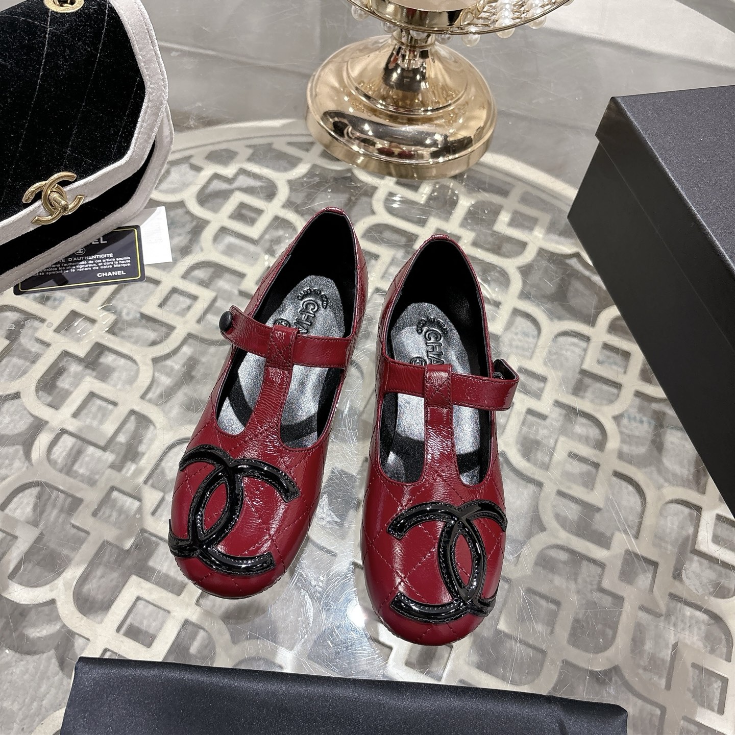 NO:594207,[Purchase-level quality] CHANEL Xiaoxiang 25/A new summer shoes. This pair of 'dancing shoes' is so beautiful!  Made of cowhide fabric + exquisite electric embroidery, every detail exudes a sense of high-end ~ classic bow design, Italian genuine leather sole, comfortable and elegant, a perfect must-have for fairies!   The counter has the same origin!  All materials are customized according to the original 1:1, and are developed and patterned from genuine products. The quality is absolutely assured ~ a classic that must be bought every year, a versatile artifact that looks great whether paired with skirts or jeans!   The finishing touch of summer outfit, sisters, just do it!  Fabric imported sheepskin, lining imported sheepskin, outsole private molded outsole, size 35-40, single shoes, chanel, skirts, jeans, cowhide, sheepskin19860909【代购级品质】CHANEL小香25/A夏季新款单鞋 这双「跳舞鞋」真的美到窒息！牛皮面料+精致电绣,每一个细节都散发着高级感～经典蝴蝶结设计,意大利真皮底,上脚舒适又显气质,妥妥的仙女必备！  专柜同源！所有材质均按原版1:1定制,从正品开发打版,品质绝对放心～每年必入的经典款,百搭神器无论配裙子还是牛仔裤都超显品味！  夏季穿搭的点睛之笔,姐妹们冲就对了！ 面料进口羊皮 内里进口羊皮 大底私家开模大底 码数35-40,单鞋,chanel,skirts,jeans,cowhide,sheepskin,Women's Shoes