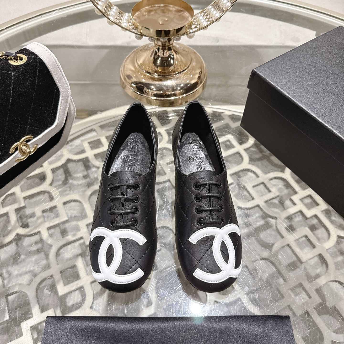 NO:594199,[Purchase-level quality] CHANEL Xiaoxiang 25/A new summer lace-up shoes. This pair of 'dancing shoes' is so beautiful!  Made of cowhide fabric + exquisite electric embroidery, every detail exudes a sense of high-end ~ classic bow design, Italian genuine leather sole, comfortable and elegant, a perfect must-have for fairies!   The counter has the same origin!  All materials are customized according to the original 1:1, and are developed and patterned from genuine products. The quality is absolutely assured ~ a classic that must be bought every year, a versatile artifact that looks great whether paired with skirts or jeans!   The finishing touch of summer outfit, sisters, just do it!  Fabric imported sheepskin, lining imported sheepskin, outsole private molded outsole, size 35-40, single shoes, chanel, skirts, jeans, cowhide, sheepskin19860909【代购级品质】CHANEL小香25/A夏季新款绑带单鞋 这双「跳舞鞋」真的美到窒息！牛皮面料+精致电绣,每一个细节都散发着高级感～经典蝴蝶结设计,意大利真皮底,上脚舒适又显气质,妥妥的仙女必备！  专柜同源！所有材质均按原版1:1定制,从正品开发打版,品质绝对放心～每年必入的经典款,百搭神器无论配裙子还是牛仔裤都超显品味！  夏季穿搭的点睛之笔,姐妹们冲就对了！ 面料进口羊皮 内里进口羊皮 大底私家开模大底 码数35-40,单鞋,chanel,skirts,jeans,cowhide,sheepskin,Women's Shoes