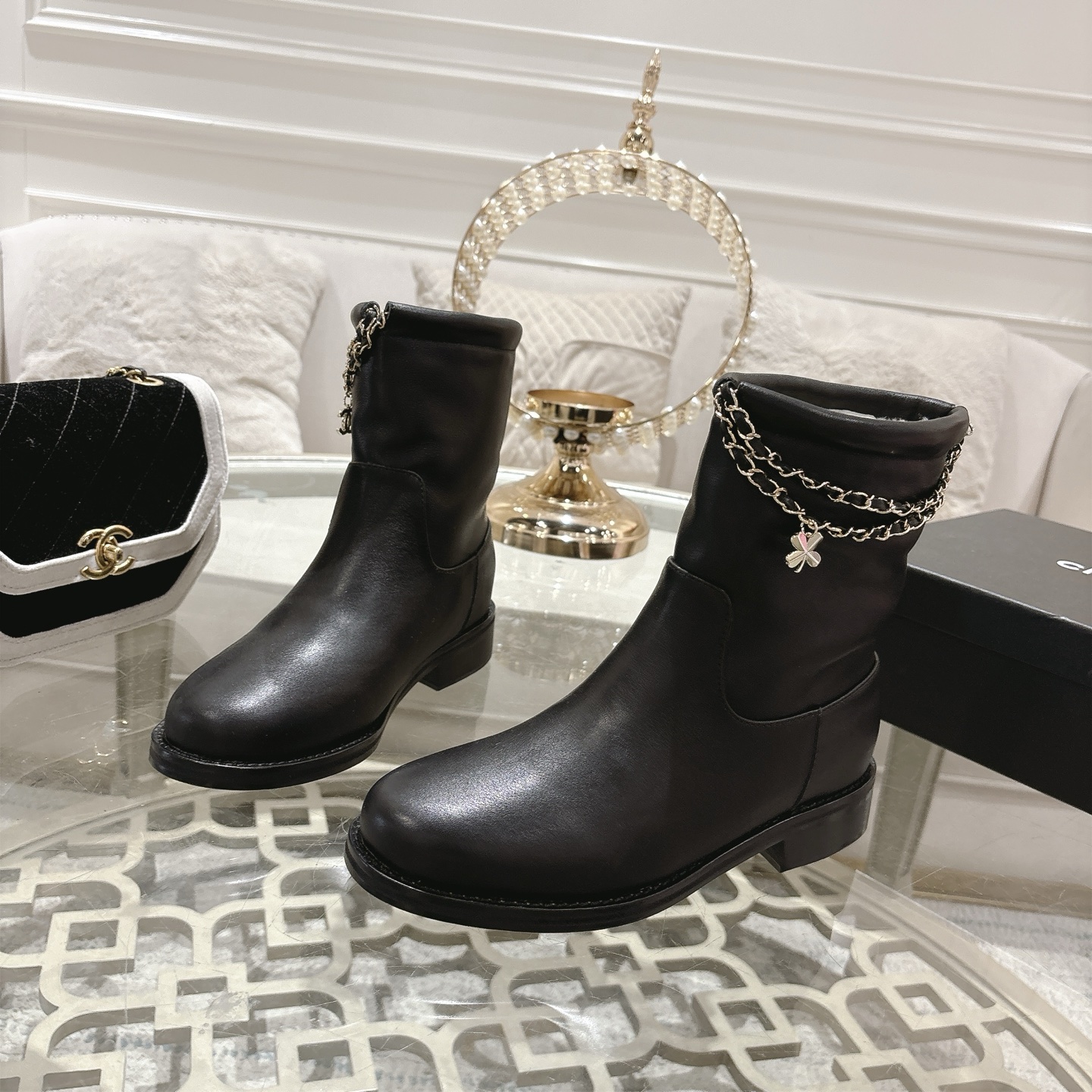 NO:545891,Mauri Chanel Xiaoxiang 25SS Autumn and Winter Show Chain Boots The iconic large chain design makes the classic look beautiful!  The rough but exquisite metal chain surrounds the boot, achieving a delicate balance between hardness and softness, and collides with a strong and impactful spark of fashion. When walking, the chain sways gently with the pace, making a pleasant sound, and shows unrestrainedness in every move. The clever design of the heel not only ensures the comfort of wearing, whether it is paired with simple wide-leg pants. Create a casual and atmospheric workplace style or matches shorts to show the playfulness of youthfulness or slim jeans to interpret the casual and fashionable urban style, every step is on the aesthetic point. It is a 'hard product' that can be worn in the closet for ten years. Imported cowhide/censored uppers, imported cowhide/fur in the inner, integrated Italian leather sole  Number of codes 35-39 (40.41, 42 custom made without return), boots, chanel, boots, skirts, shorts, jeans, cowhide, Leather soles19860909毛里 Chanel 小香25SS秋冬走秀款链条短靴 标志性的大链条设计,把经典玩出花！粗旷却不失精致的金属链条环绕靴筒,在硬朗与柔美间达到精妙平衡,碰撞出极具冲击力的时尚火花.行走时 链条随着步伐轻轻晃动,发出悦耳声响 举手投足间尽显潇洒不羁 .中跟的巧妙设计 既保证了穿着的舒适度,无论是搭配简约的阔腿裤.营造随性大气的职场风格 还是与短裙短裤相配 展露青春活力的俏皮感 亦或是配上修身牛仔裤 演绎休闲时尚的都市风情, 每一步都踩在审美点上 是衣橱里能穿十年的“硬货” 鞋面进口牛皮/牛猄 内里进口牛皮/皮毛一体 鞋底意大利真皮大底 码数35-39（40.41,42定做不退换）,靴子,chanel,boots,skirts,shorts,jeans,cowhide,Leather soles,Women's Shoes