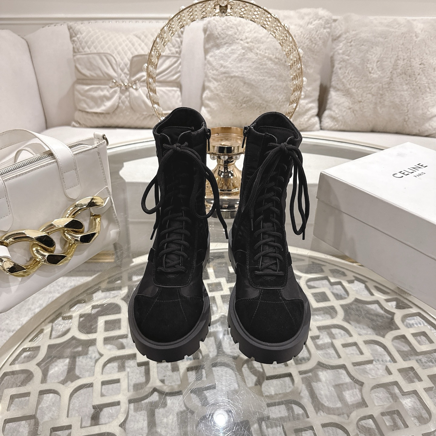 NO:594172,CELINE* Celine 2025ss new retro lace-up thick-soled mid-short boots Martin boots knight boots Internet celebrity hot style is coming!  The major Internet celebrities are the first to experience it. Celine Internet celebrity's ins planting tool is very retro style and full of aura. The design style is very novel, high-end and very comfortable. The original version is customized one to one!  Absolutely the original order!  Fabric imported cowhide + imported waterproof down cloth Lining cowhide Outsole Original molded outsole Size35-40 (40.41 custom-made and non-refundable), boots, celine, celine, boots, down jacket, cowhide19860909CELINE*赛琳 2025ss新款复古系带厚底中短靴马丁靴骑士靴 网红爆款来袭！各大网红抢先体验、Celine网红ins种草神器、非常复古风、气场十足单品、设计风格非常新颖、高档且非常舒适.原版一比一定制！绝对原单做法！ 面料进口牛皮+进口防水羽绒布 内里牛皮 大底原版开模大底 Size35-40（40.41定做不退换）,靴子,celine,celine,boots,down jacket,cowhide,Women's Shoes